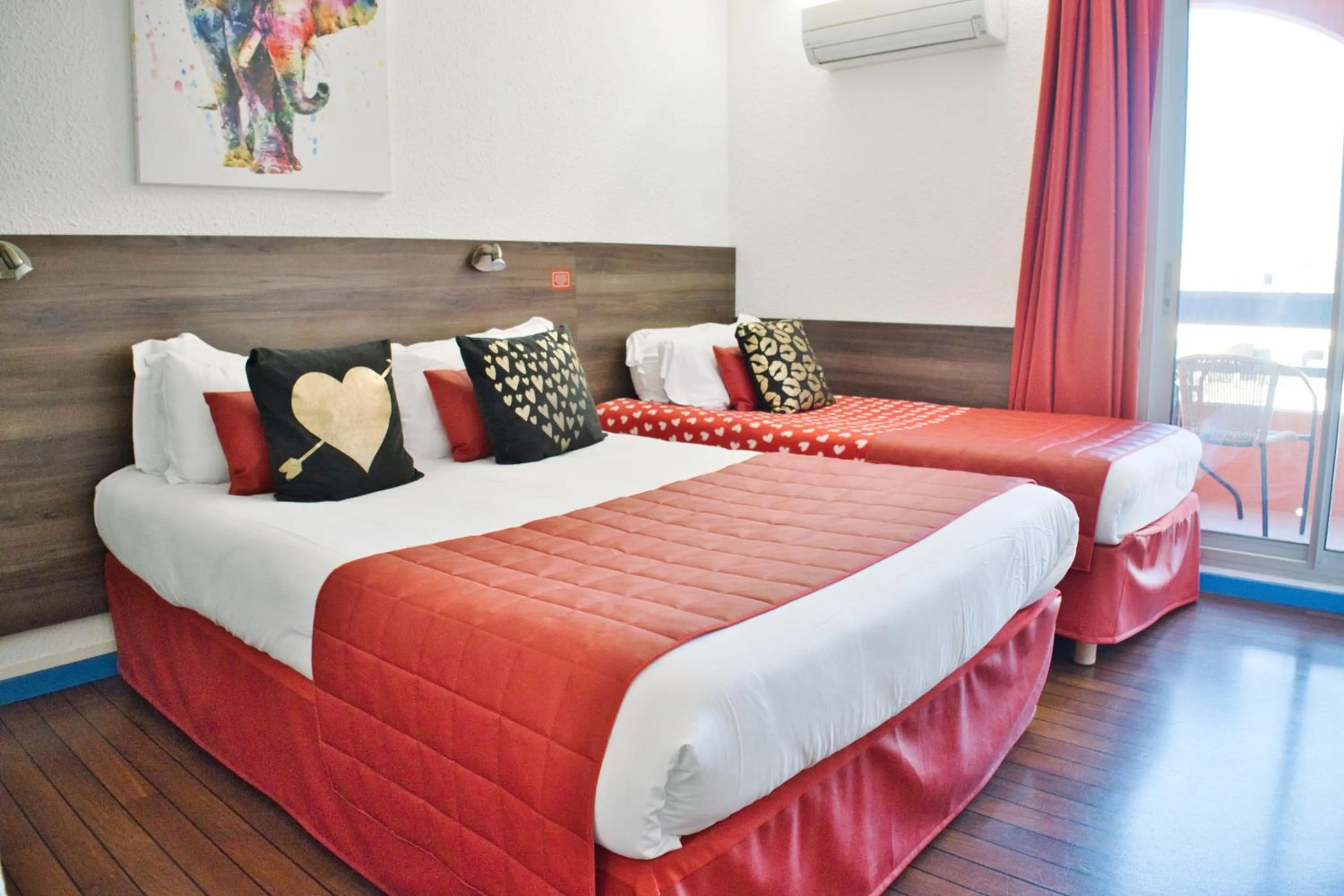 Bed in Cit'Hotel des 2 Golfs