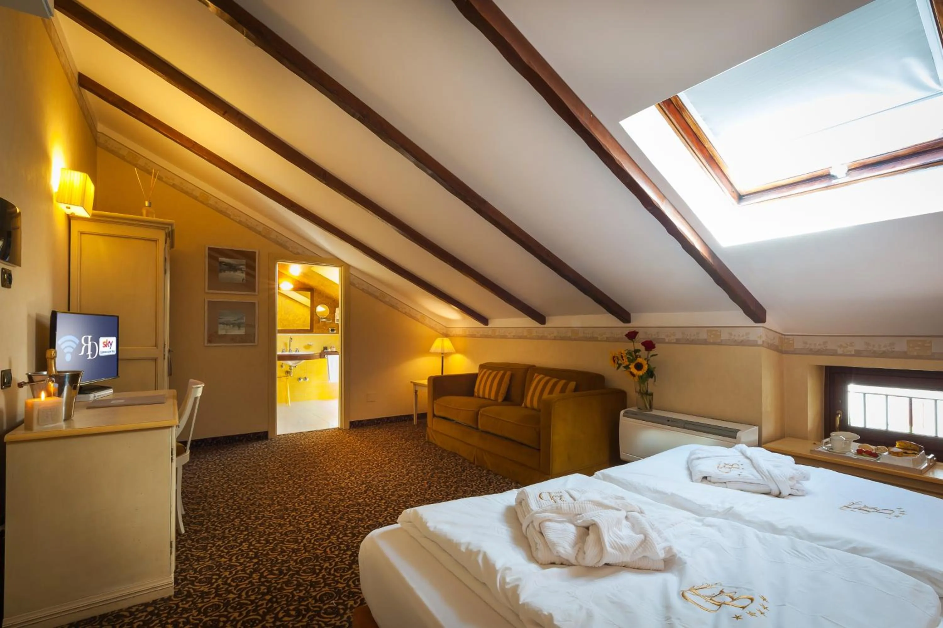 Photo of the whole room, Bed in Relais Ducale Spa & Pool