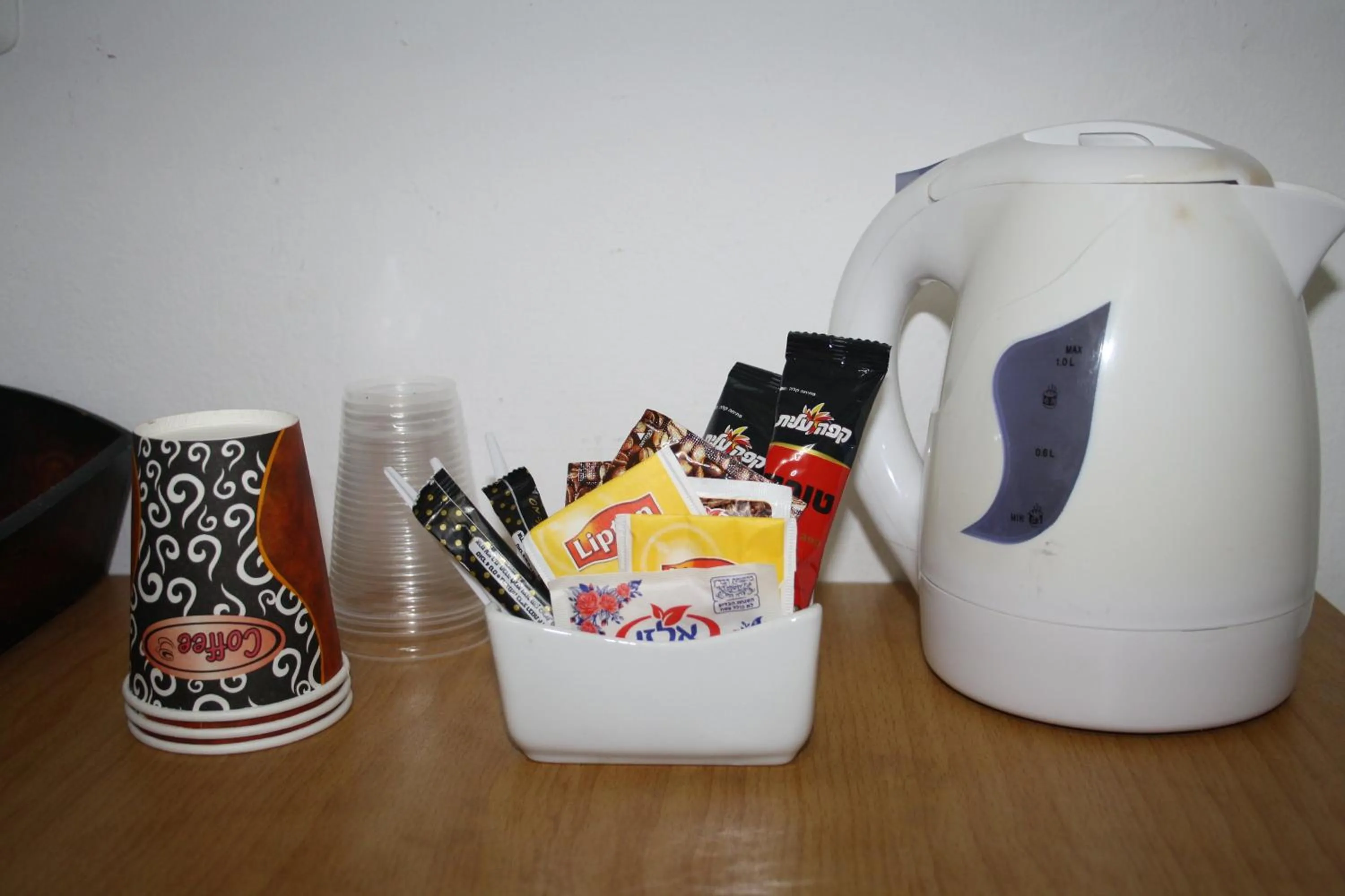 Coffee/tea facilities in Ga'aton Motel