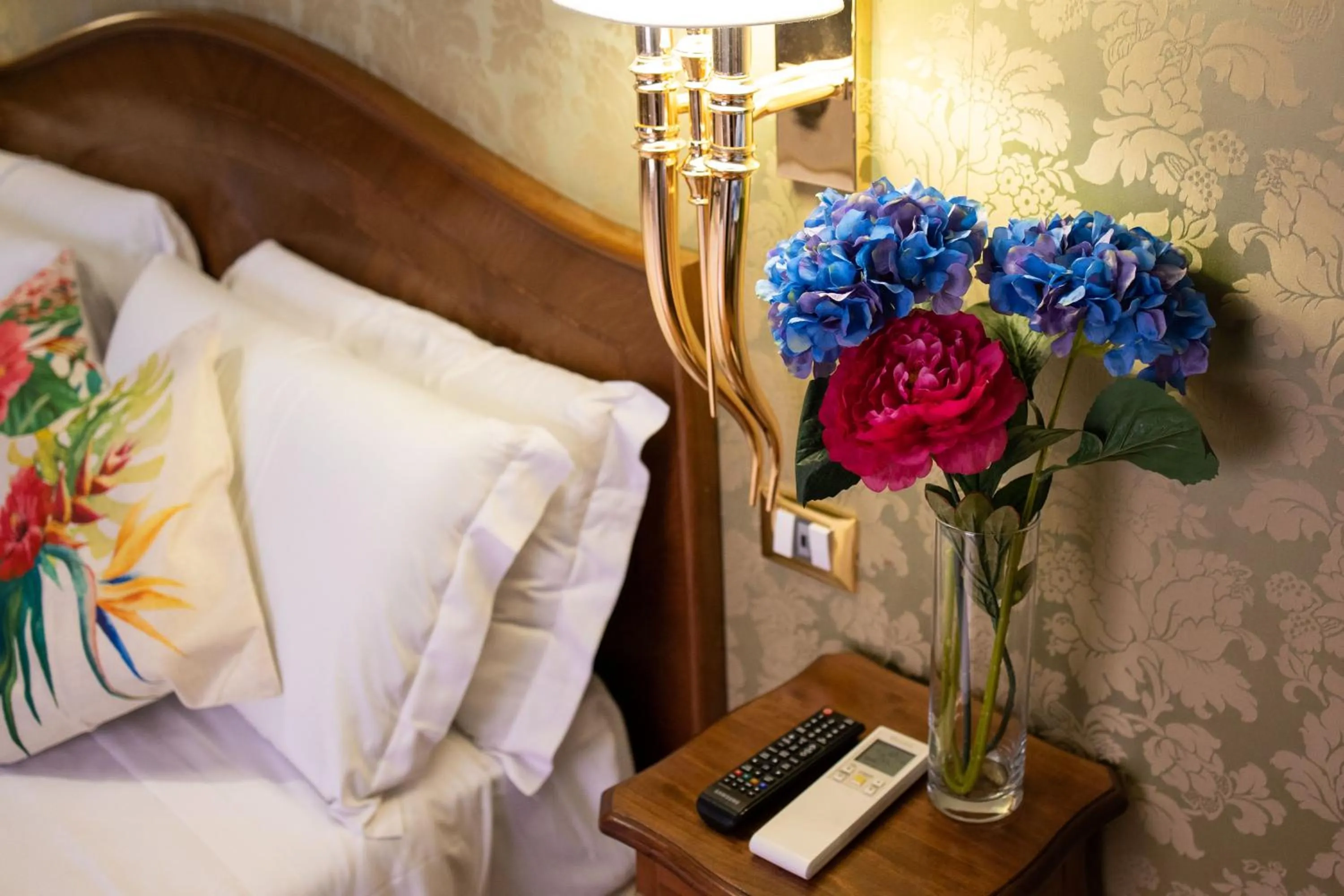 Decorative detail, Bed in BQ House Trevi Luxury Rooms