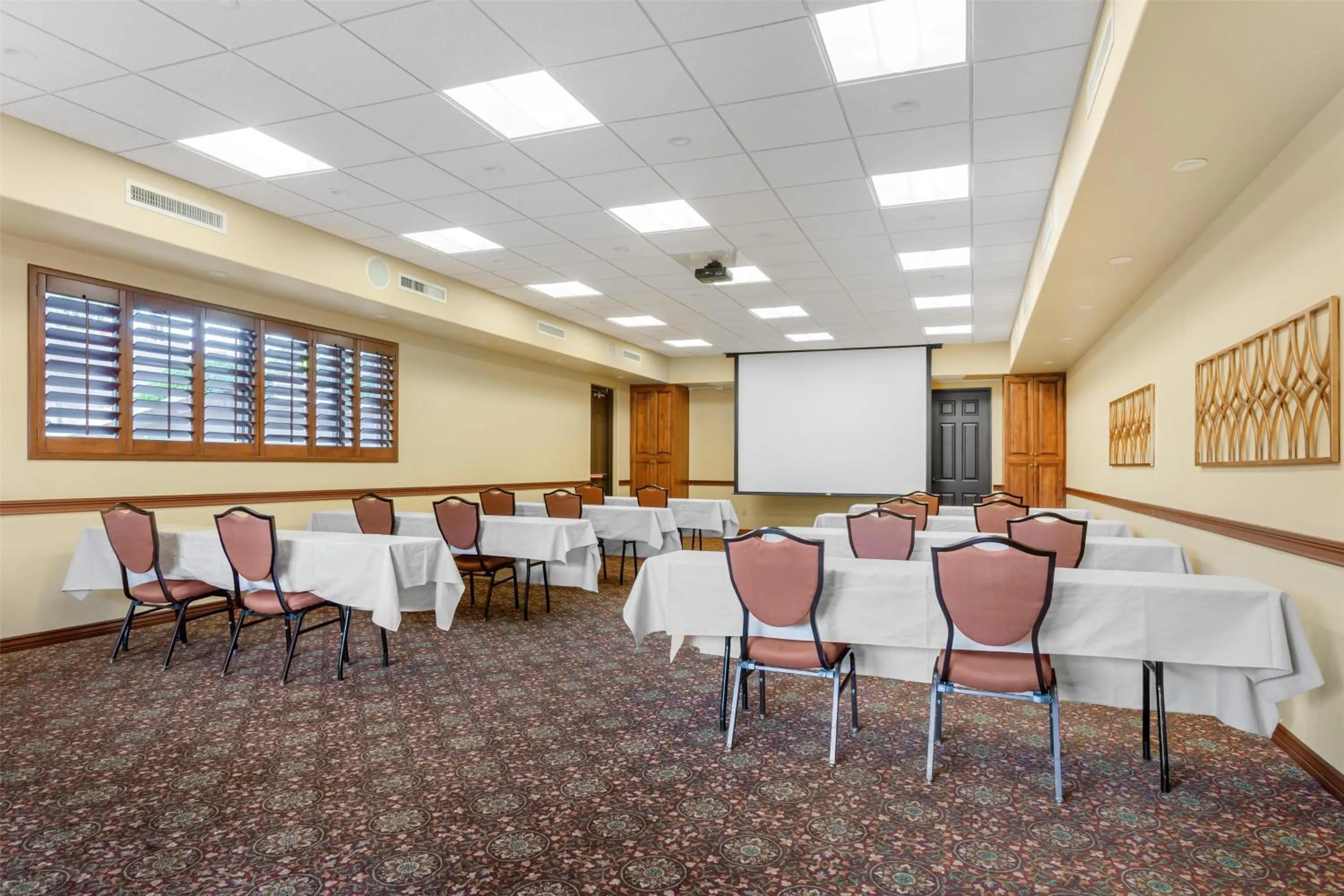 Meeting/conference room in Best Western Plus Arroyo Roble Hotel & Creekside Villas