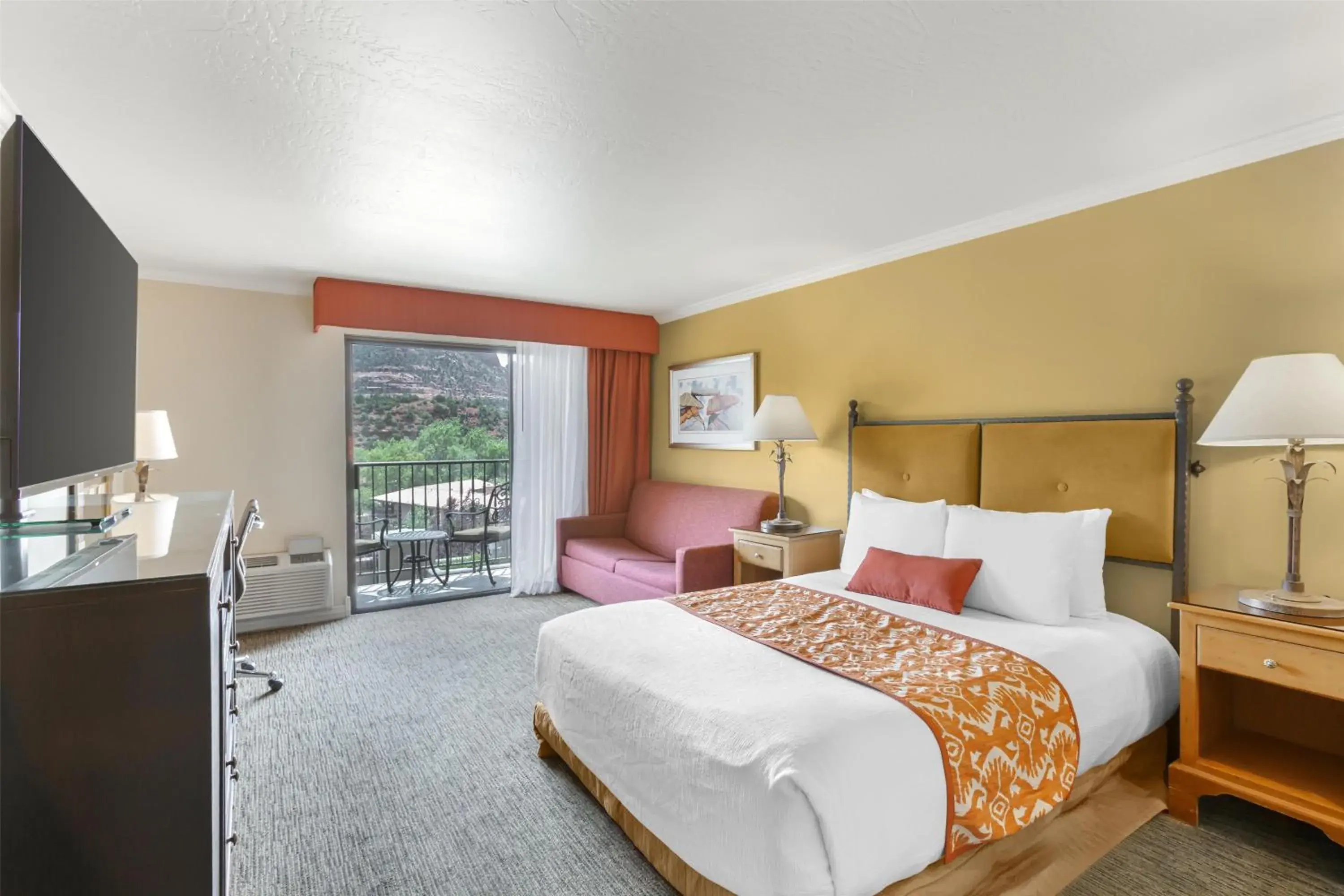 Bedroom, Bed in Best Western Plus Arroyo Roble Hotel & Creekside Villas Bedroom, Bed in Best Western Plus Arroyo Roble Hotel & Creekside Villas