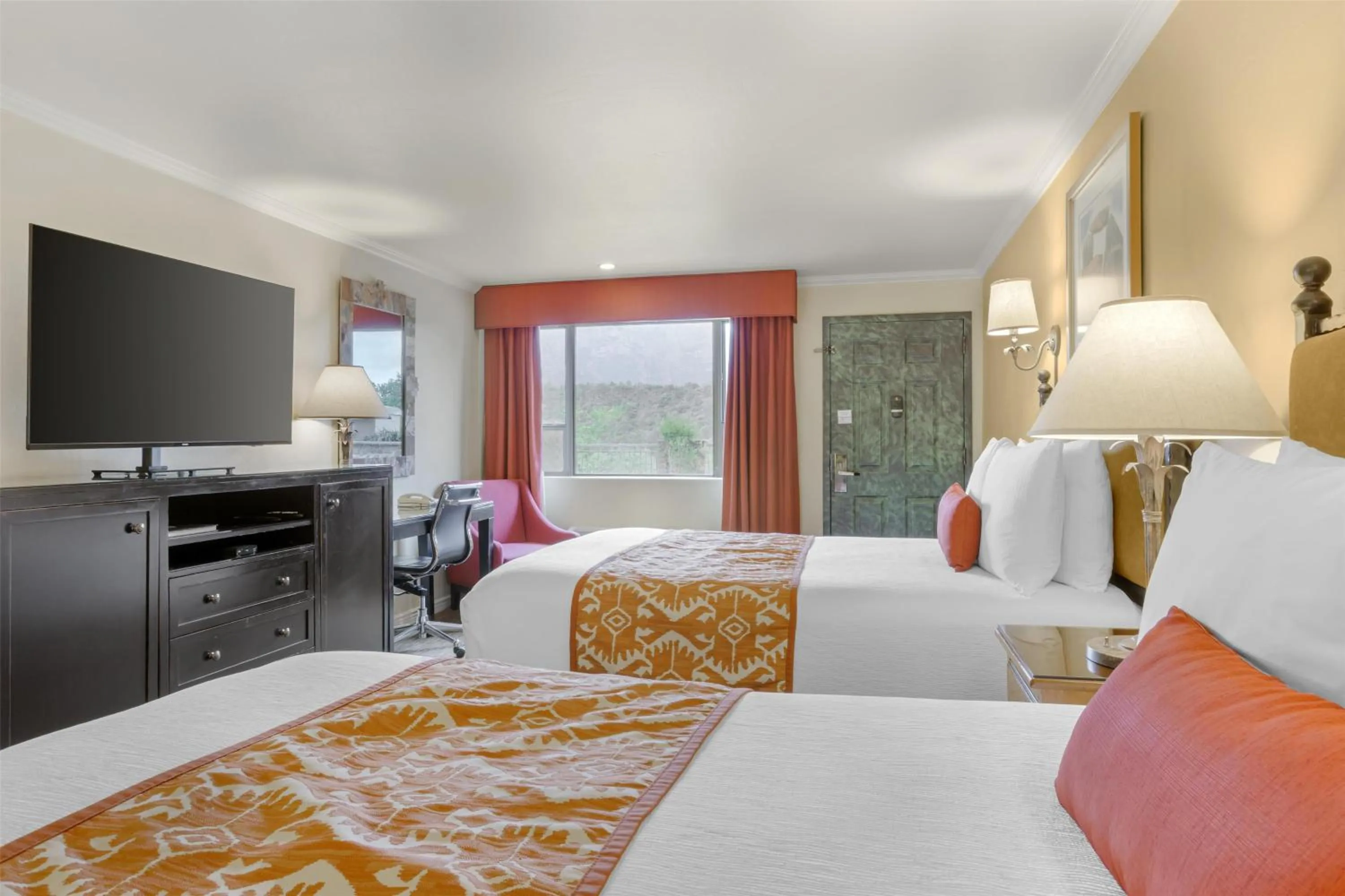 Bedroom, Bed in Best Western Plus Arroyo Roble Hotel & Creekside Villas