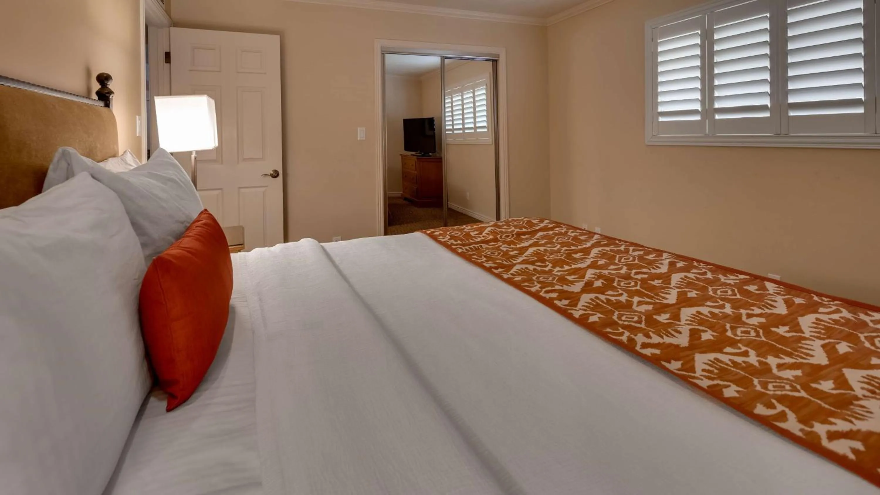 Photo of the whole room, Bed in Best Western Plus Arroyo Roble Hotel & Creekside Villas