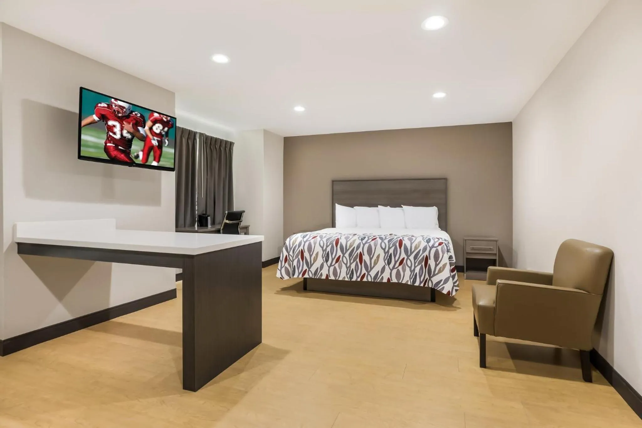 Photo of the whole room, Bed in Red Roof Inn Sulphur