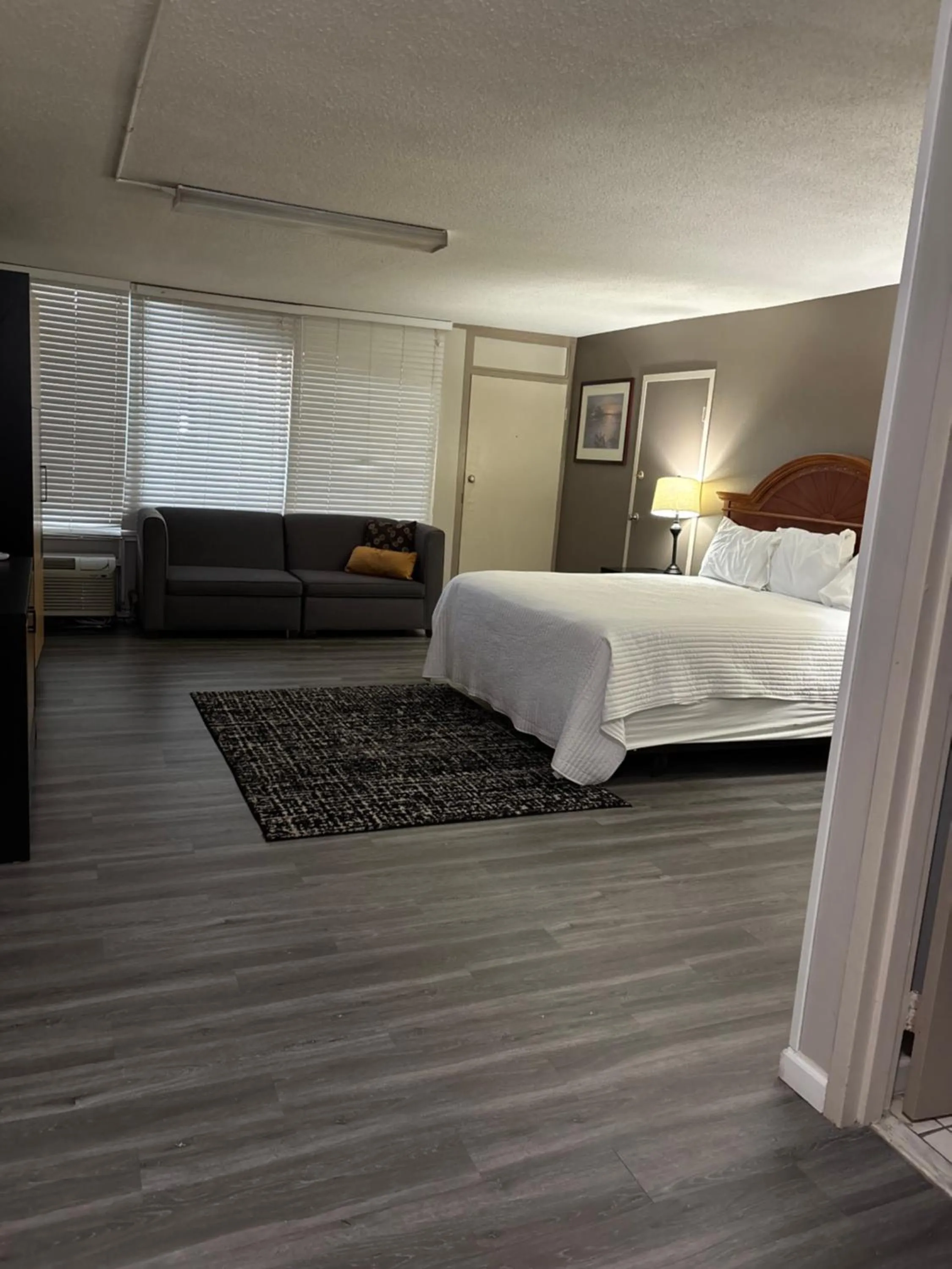Bed in APM Inn & Suites