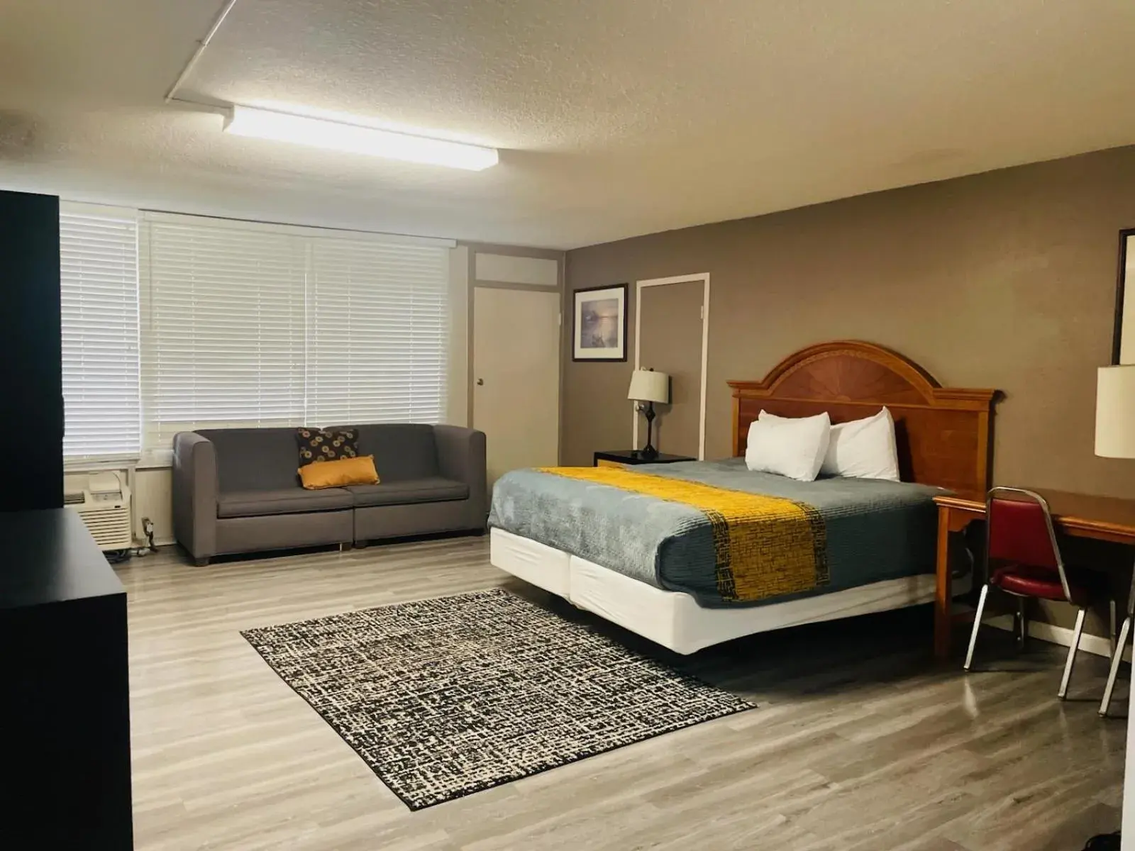 Bed in APM Inn & Suites Bed in APM Inn & Suites