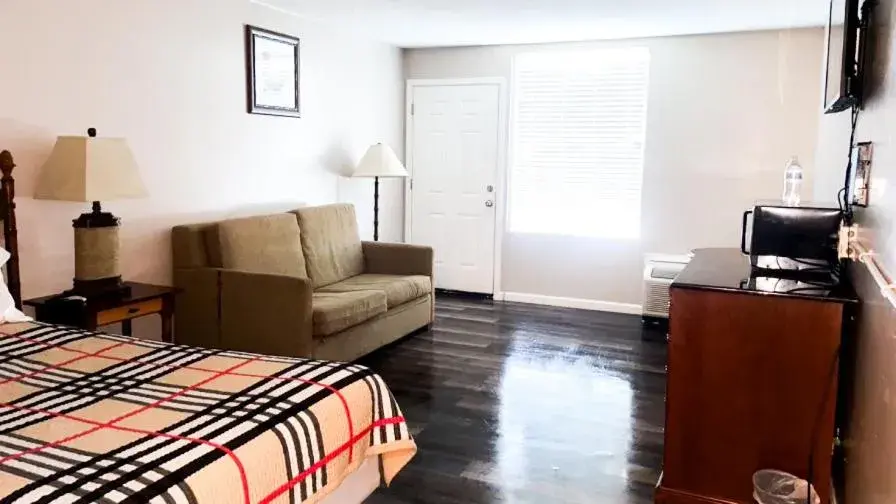 Bed in APM Inn & Suites Bed in APM Inn & Suites