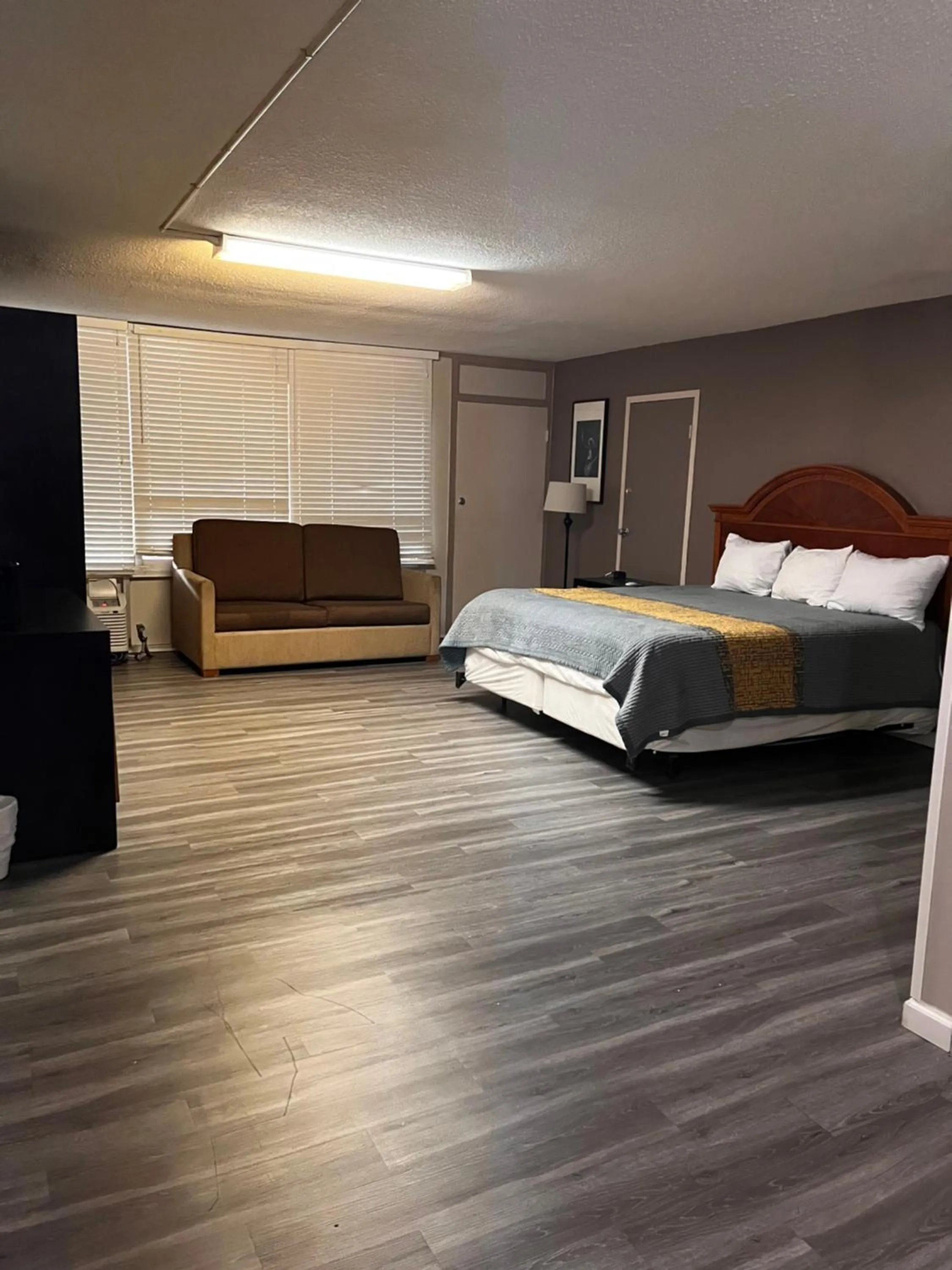 Bed in APM Inn & Suites