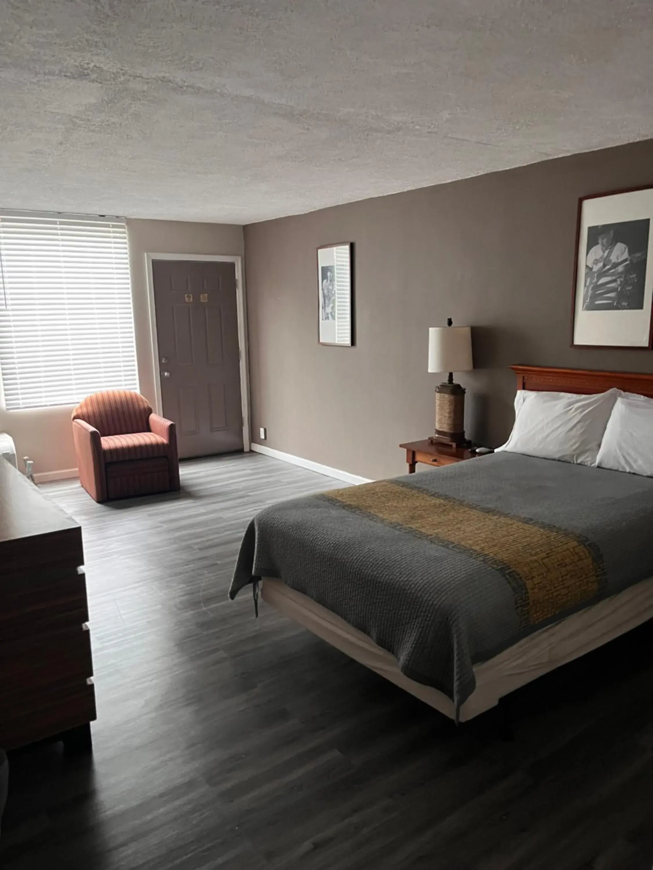 Bed in APM Inn & Suites Bed in APM Inn & Suites