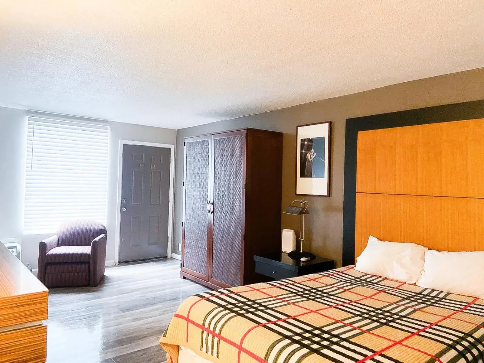 Bed in APM Inn & Suites Bed in APM Inn & Suites