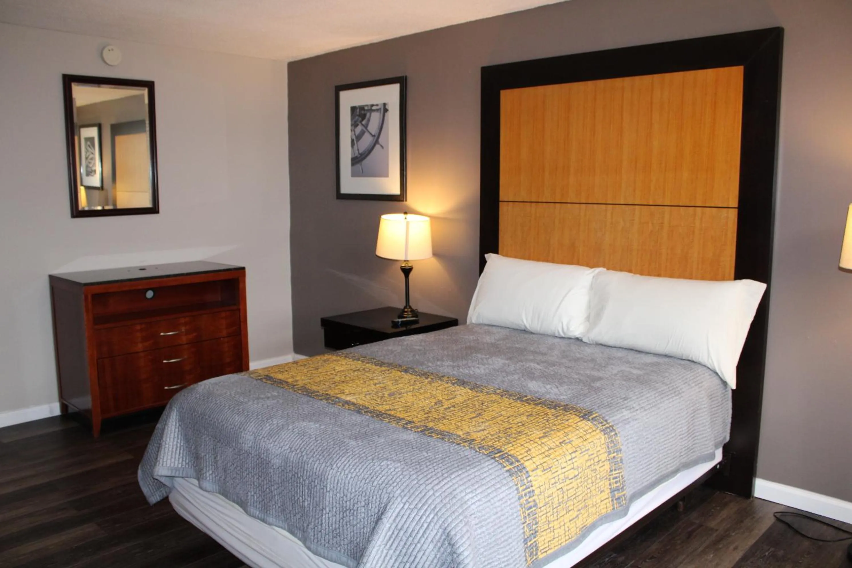 Bed in APM Inn & Suites