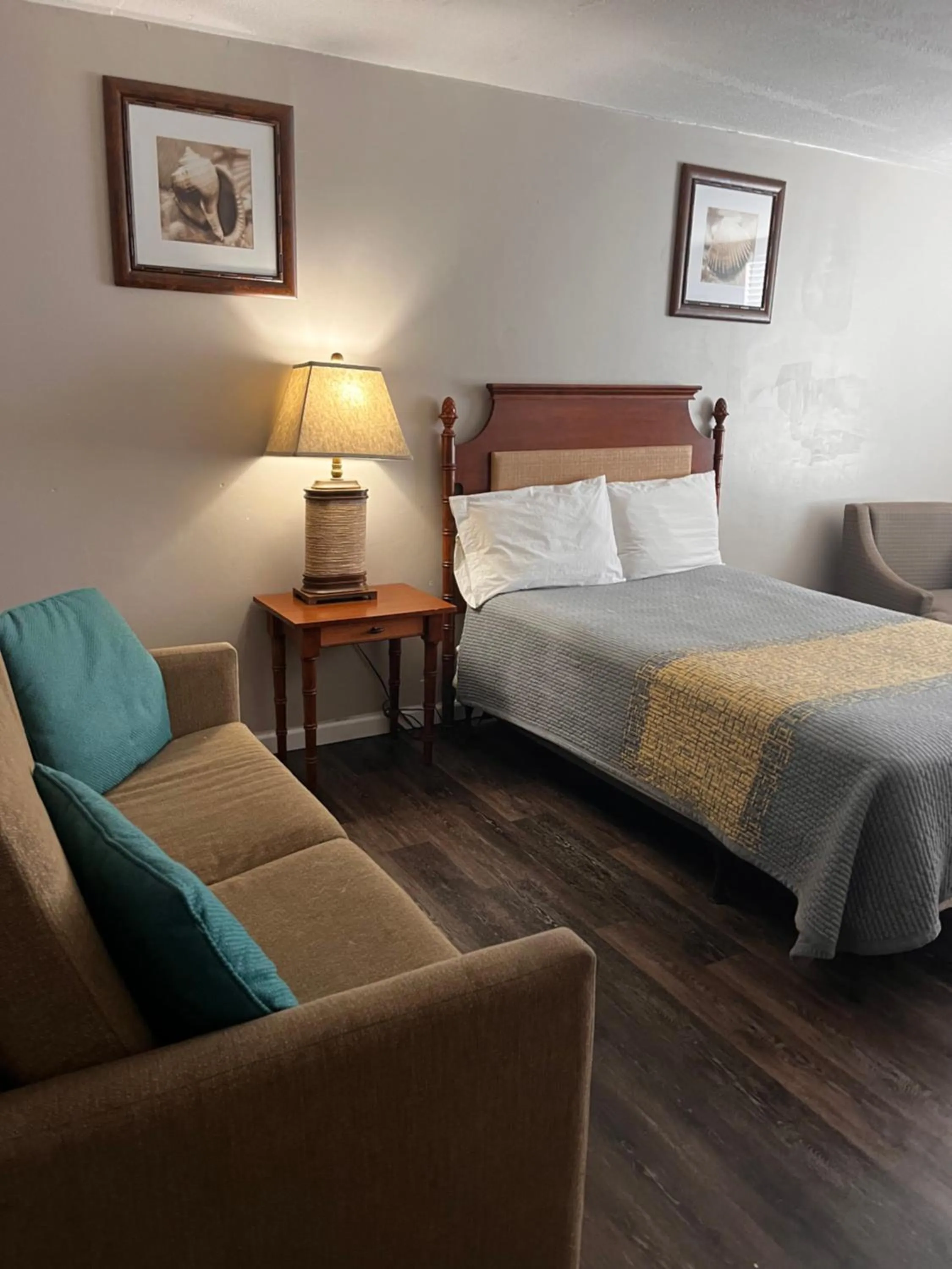 Bed in APM Inn & Suites