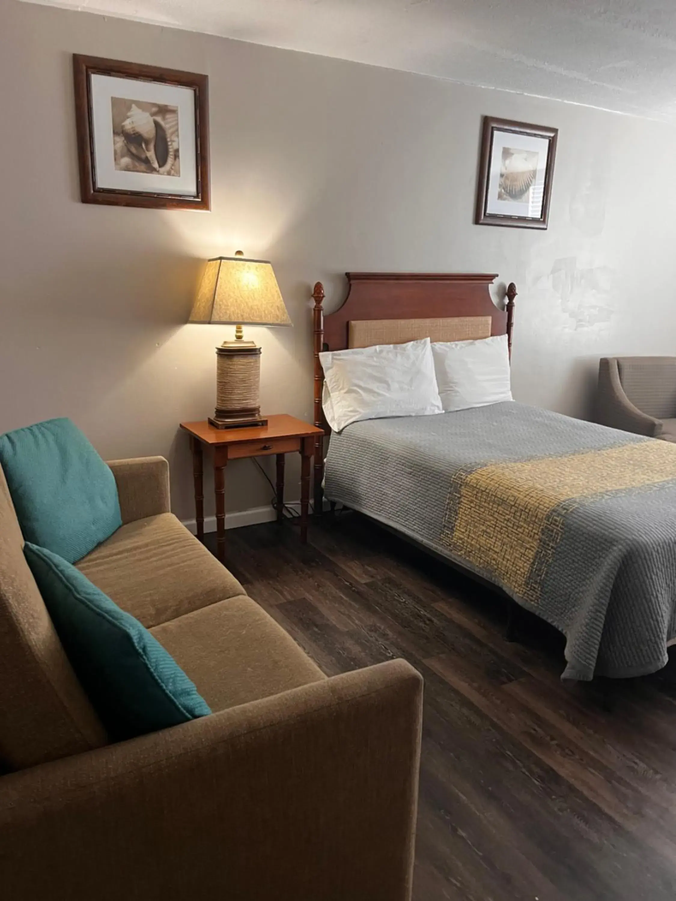 Bed in APM Inn & Suites Bed in APM Inn & Suites