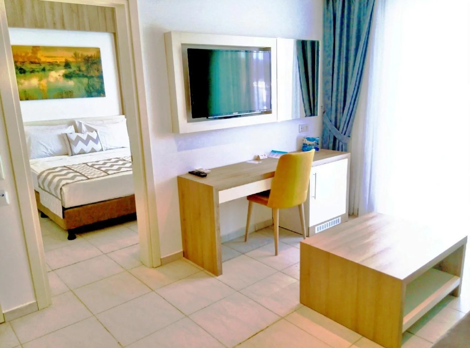 Living room, Bed in Club Shark Hotel