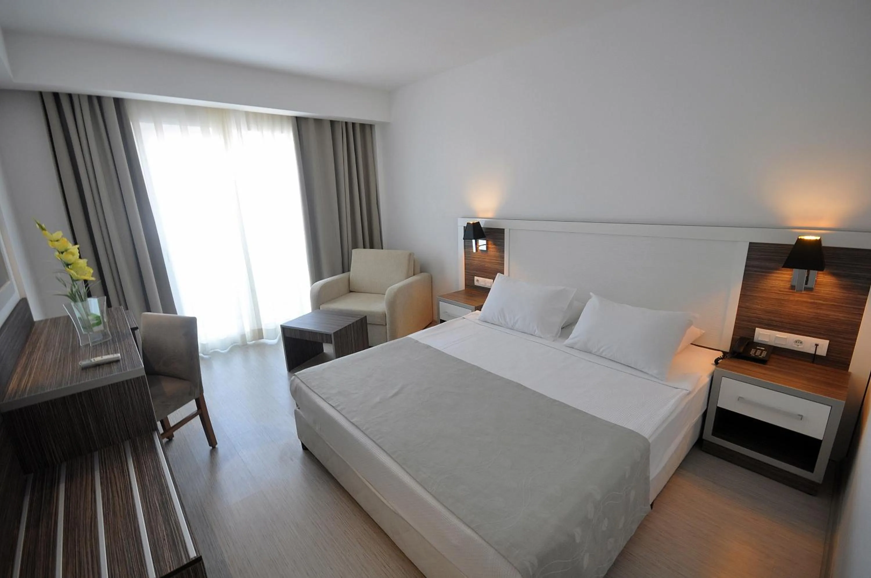 Photo of the whole room, Bed in Club Shark Hotel