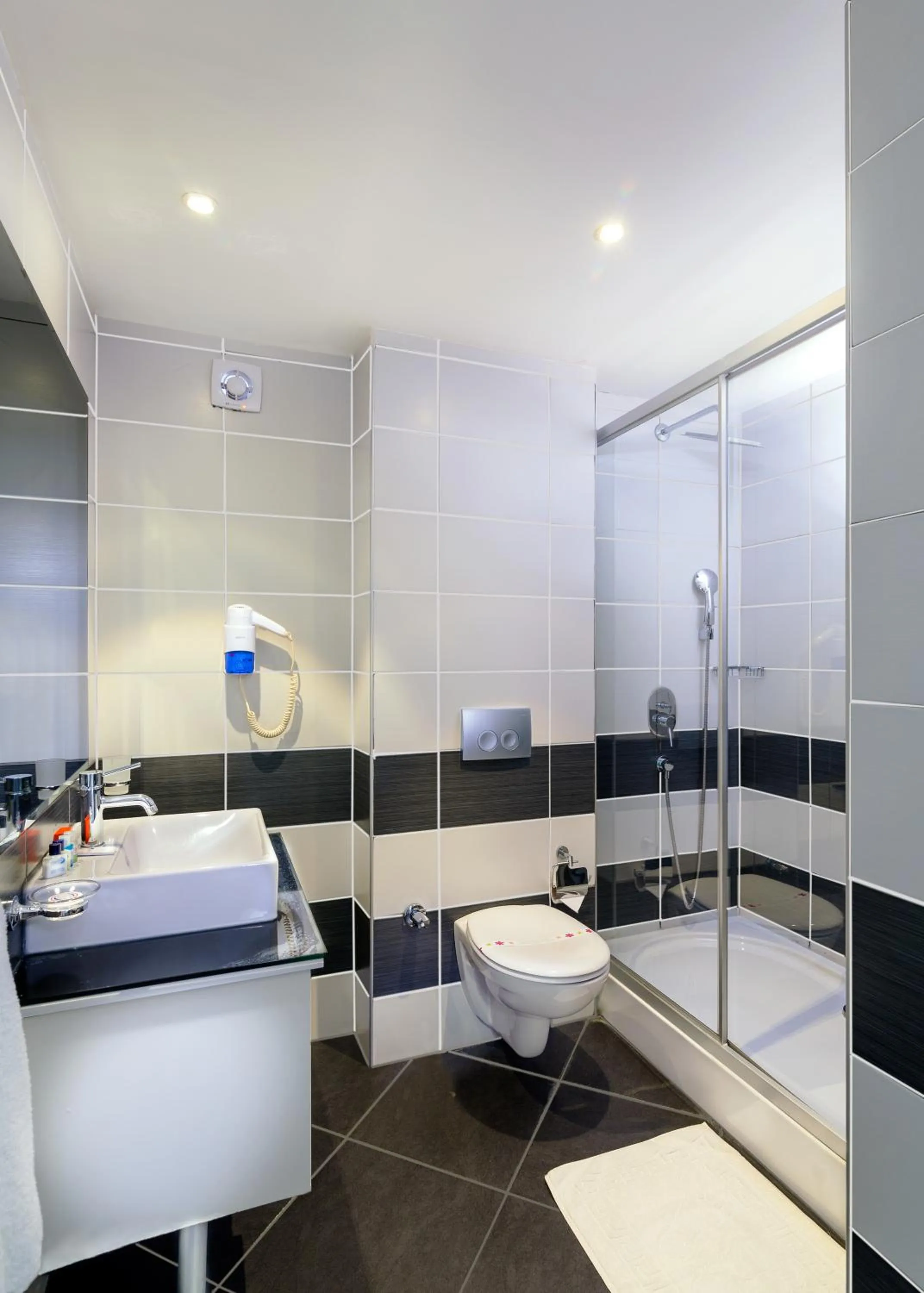 Bathroom in Club Shark Hotel