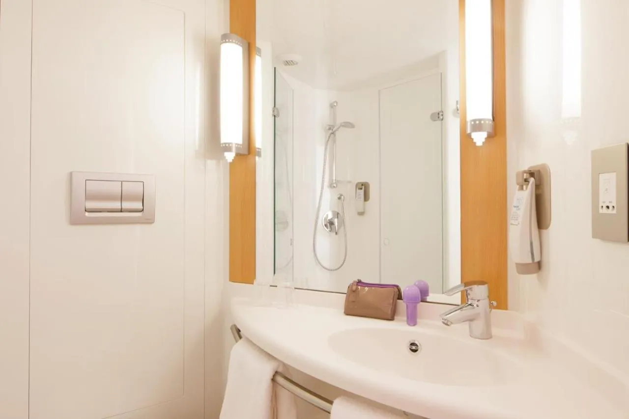 Bathroom in ibis Aberdeen Centre – Quayside