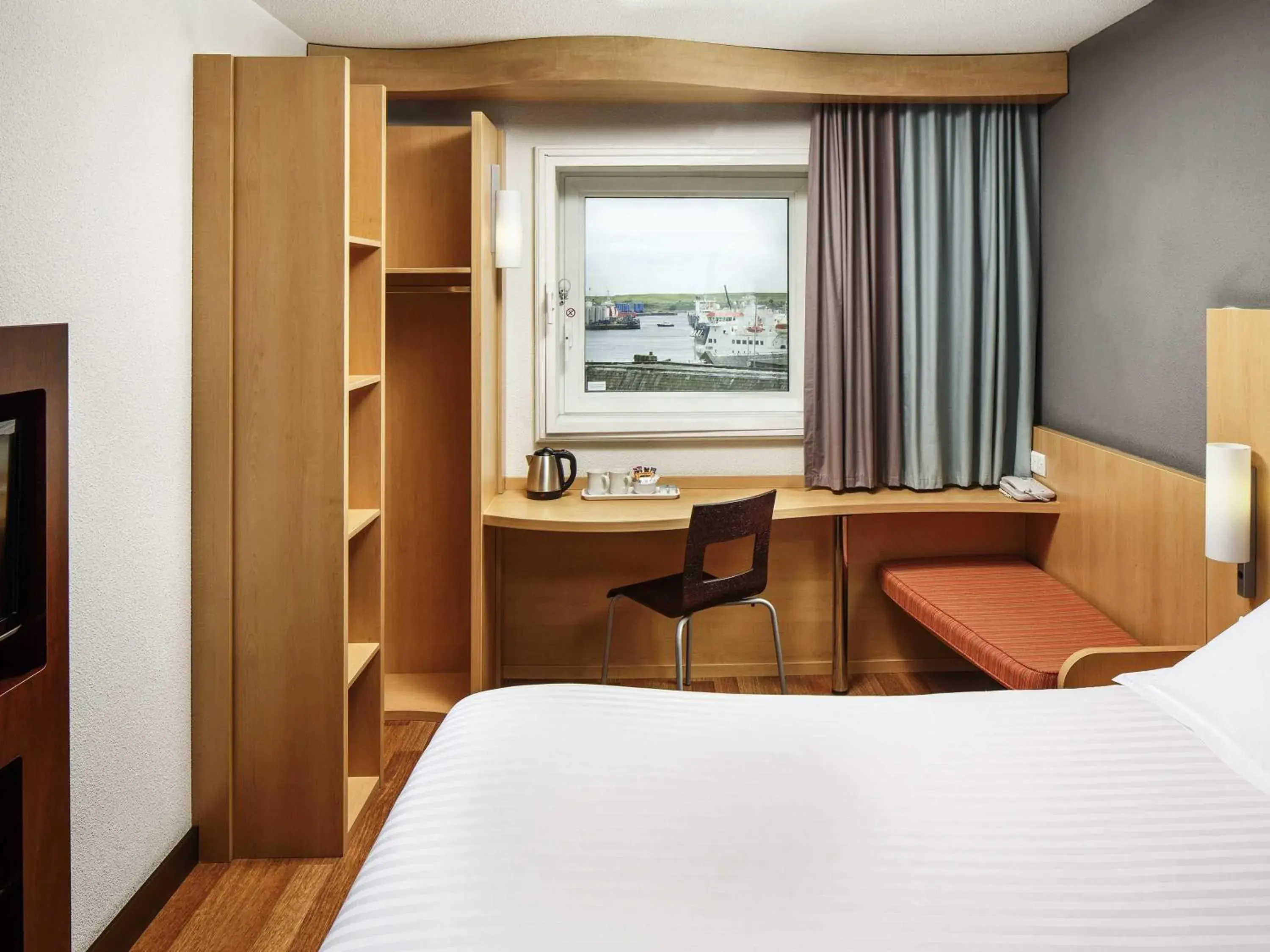 Bedroom, Bed in ibis Aberdeen Centre – Quayside Bedroom, Bed in ibis Aberdeen Centre – Quayside