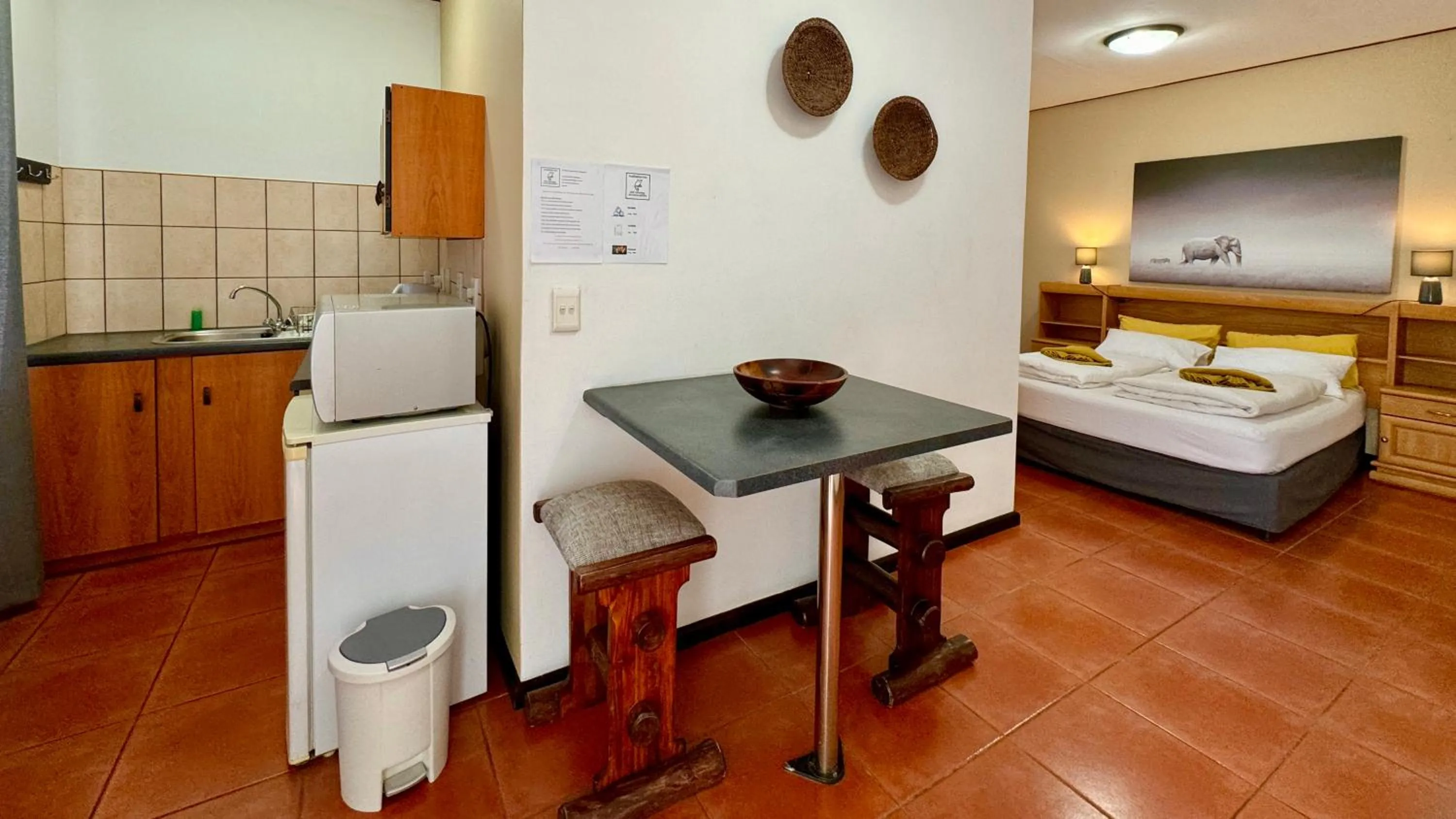 Kitchen or kitchenette, Bed in Bushbabies-Inn Self-Catering Accommodation