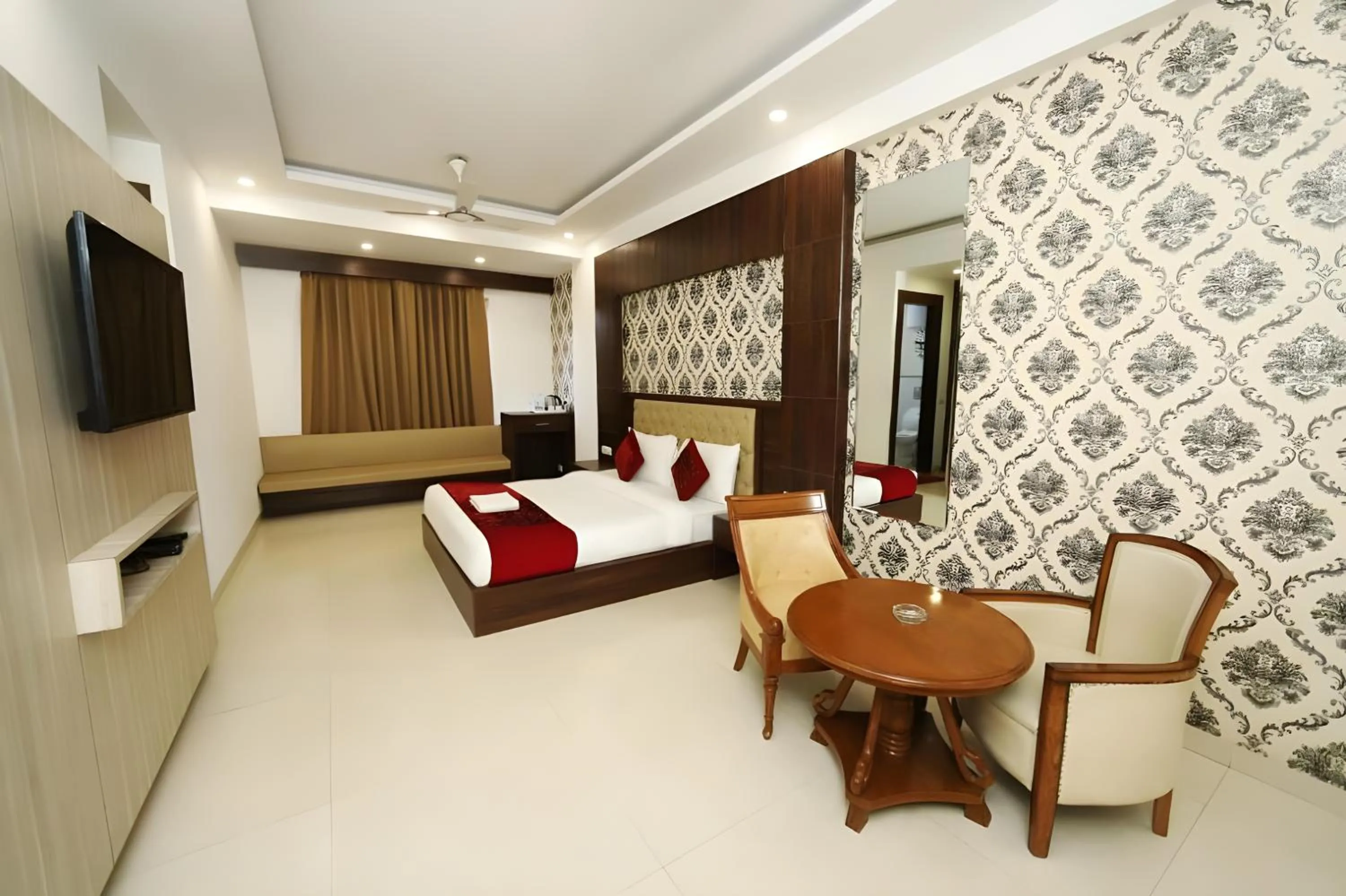 Bedroom in Hotel Almati Inn - Near Delhi Airport