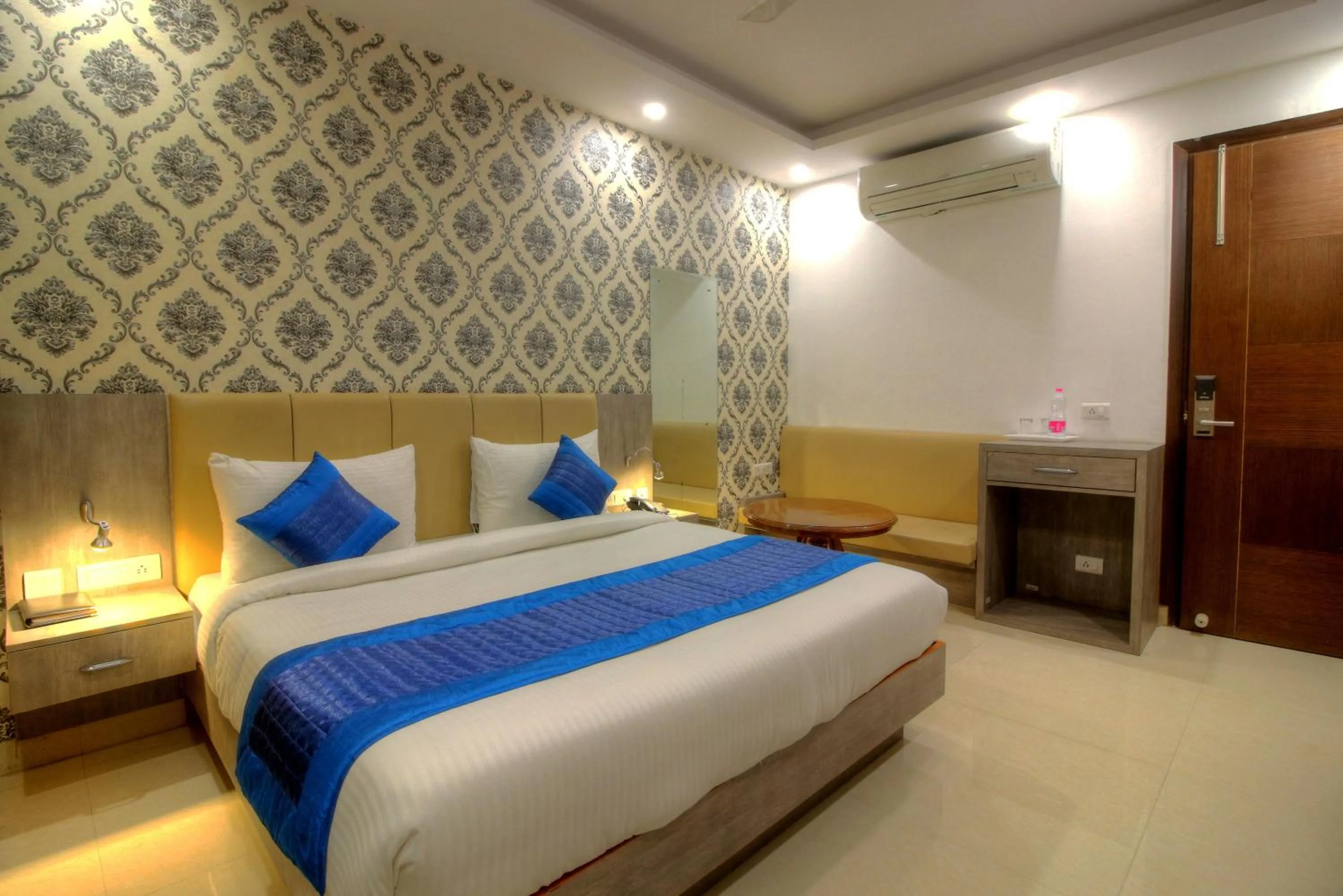 Deluxe Double Room in Hotel Almati Inn - Near Delhi Airport