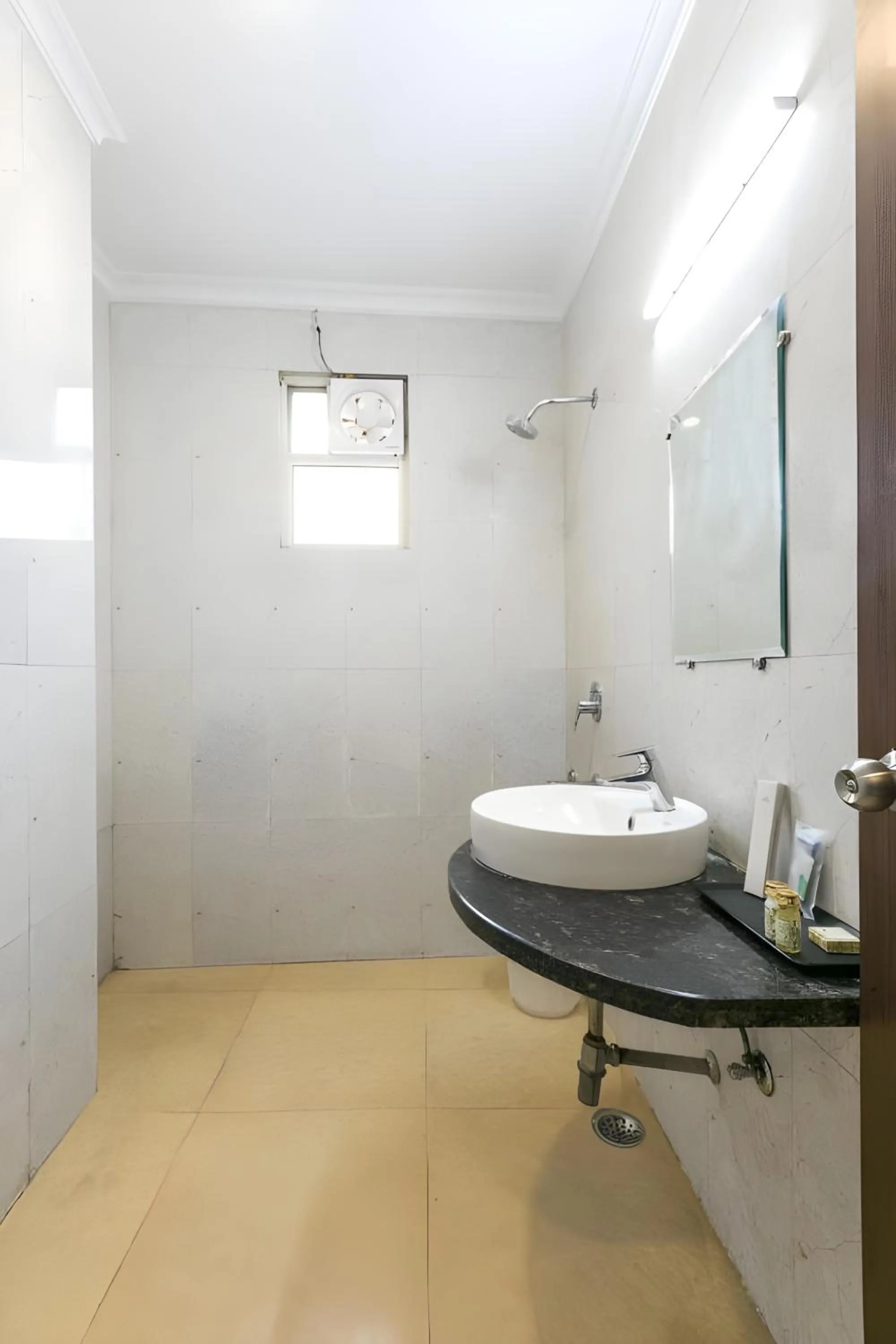 Bathroom in Hotel Almati Inn - Near Delhi Airport