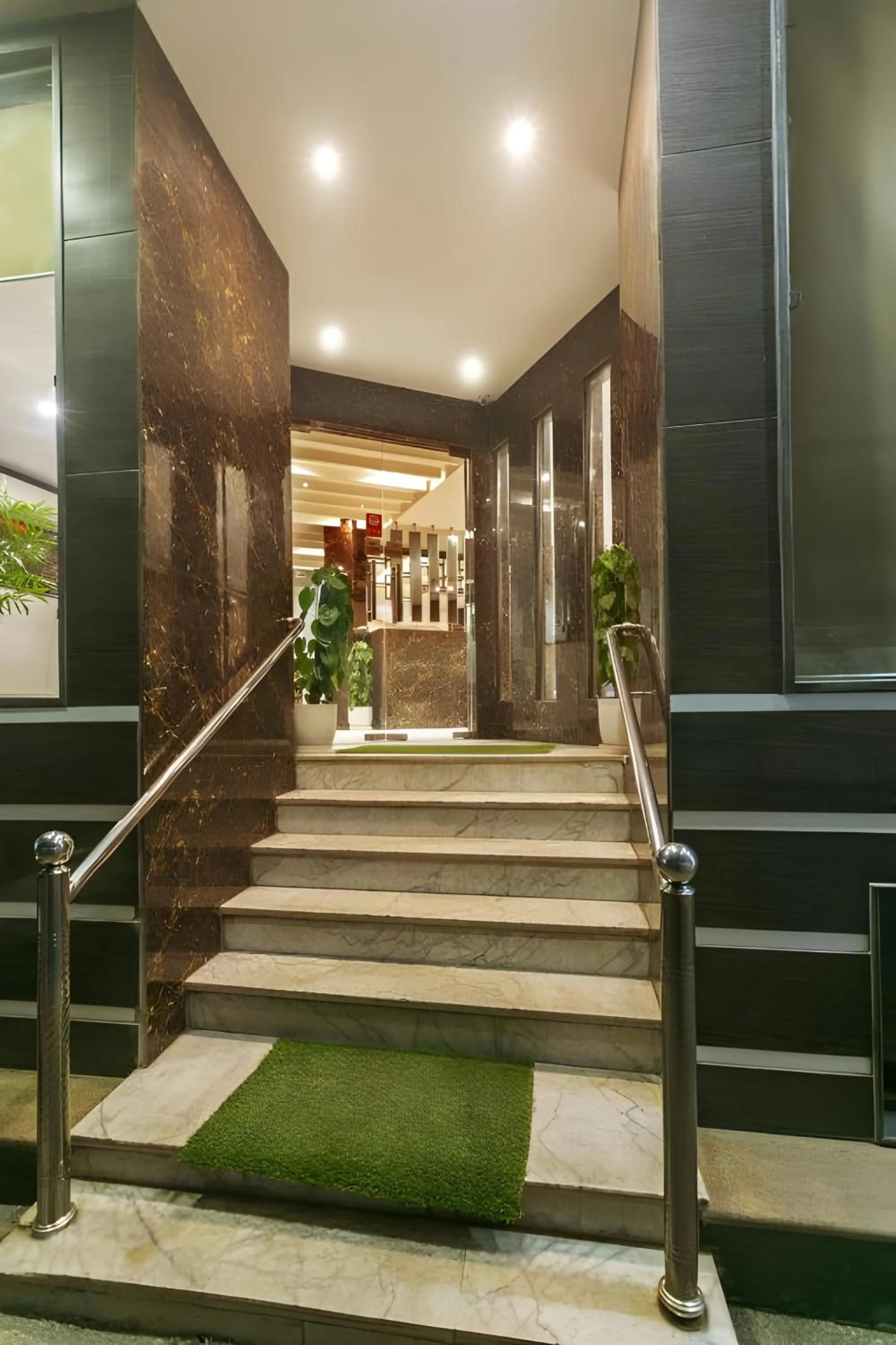 Hotel Almati Inn - Near Delhi Airport
