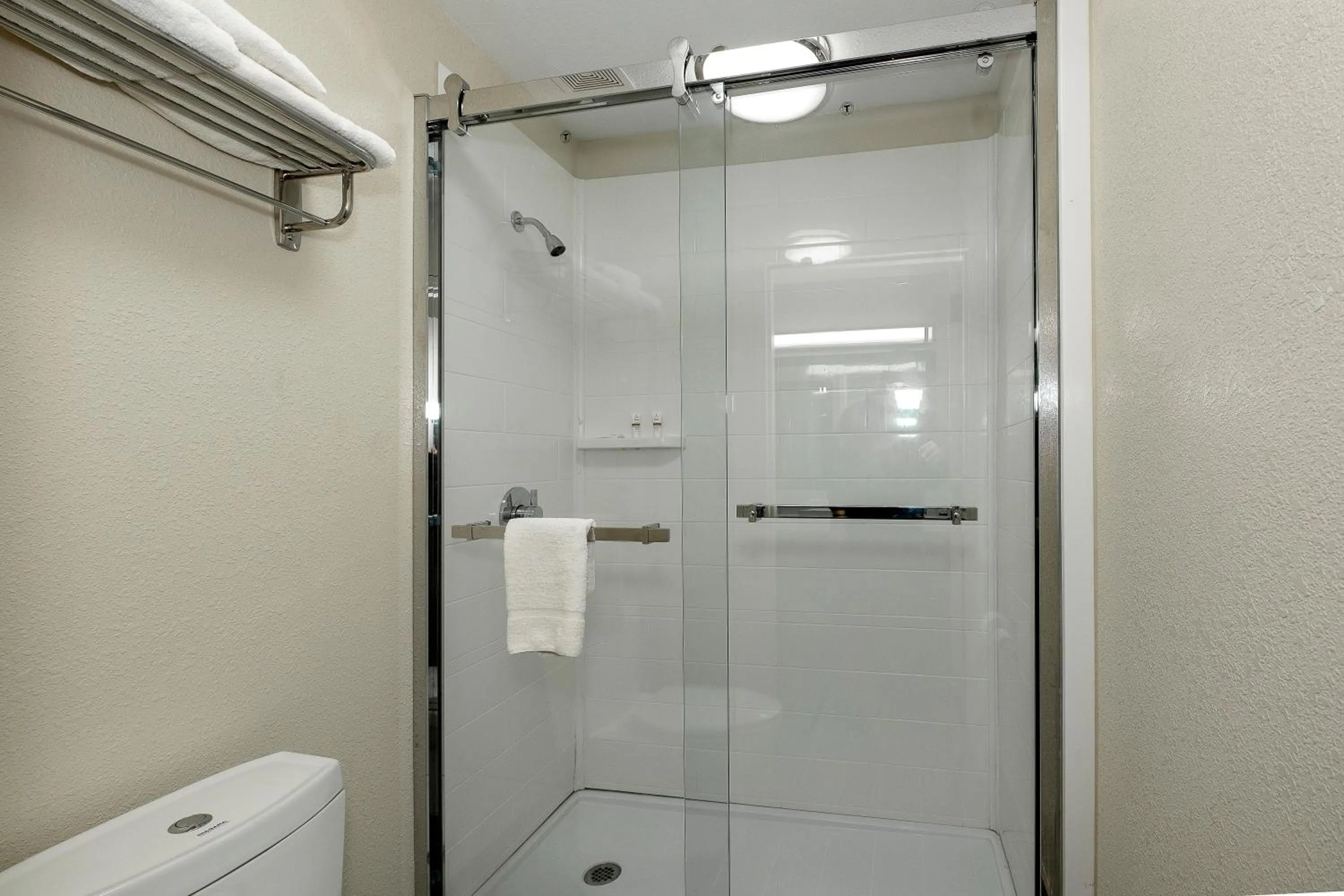 Bathroom in Red Roof Inn Freehold