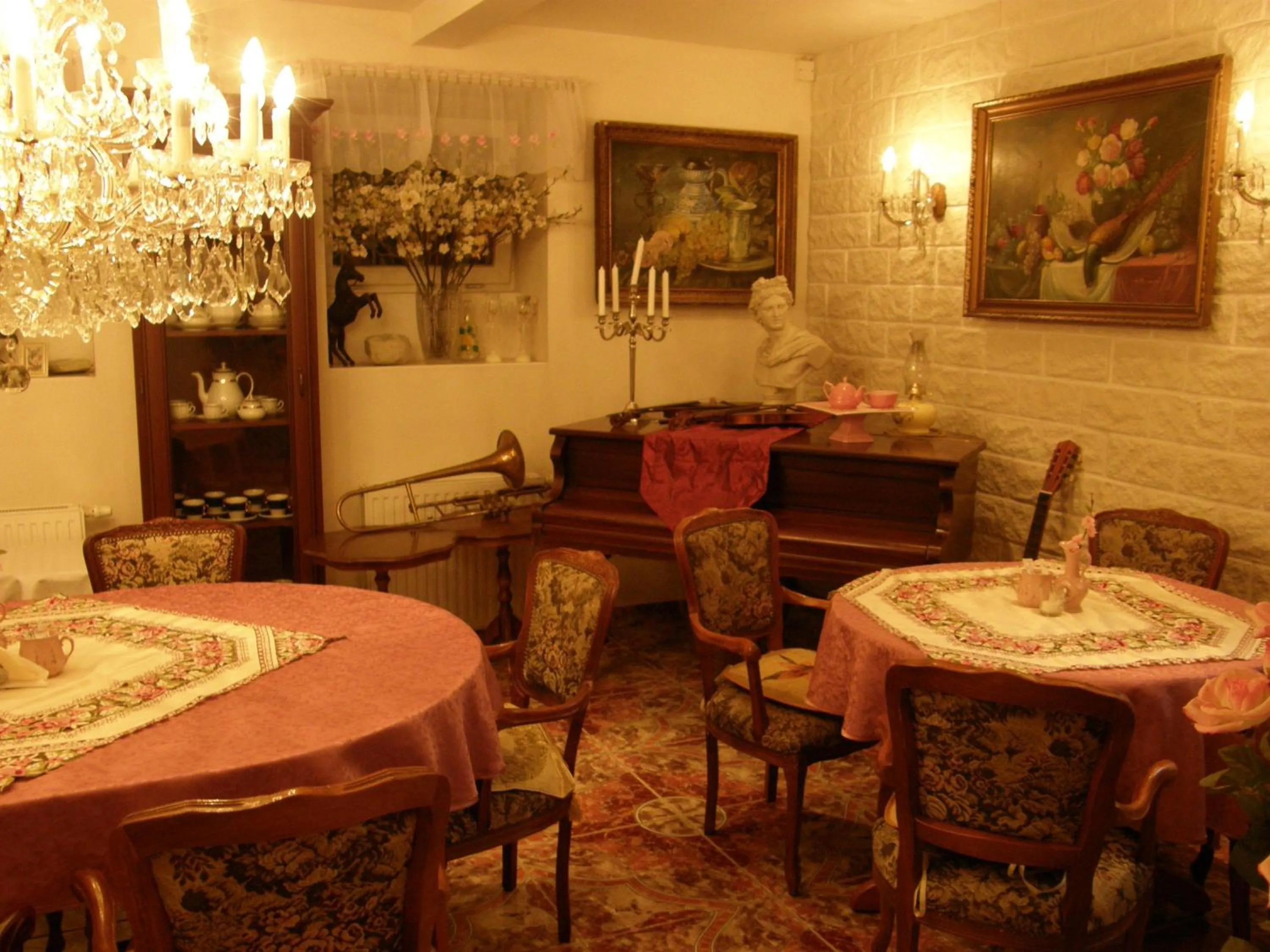 Restaurant/places to eat in Hotel Garni