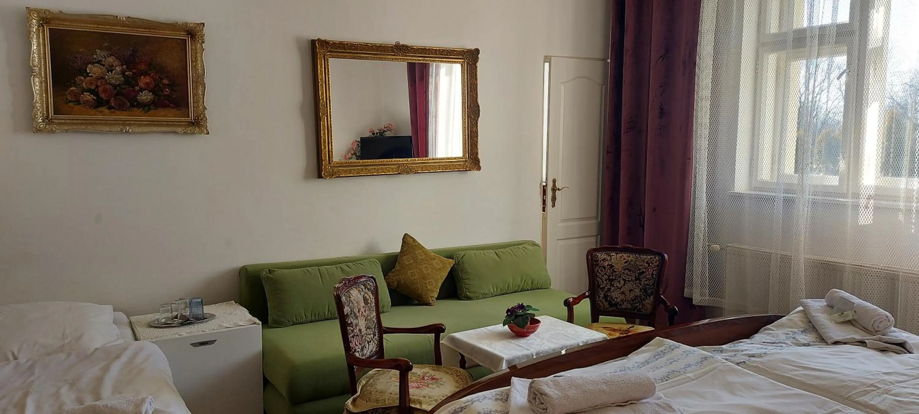 Seating area, Bed in Hotel Garni