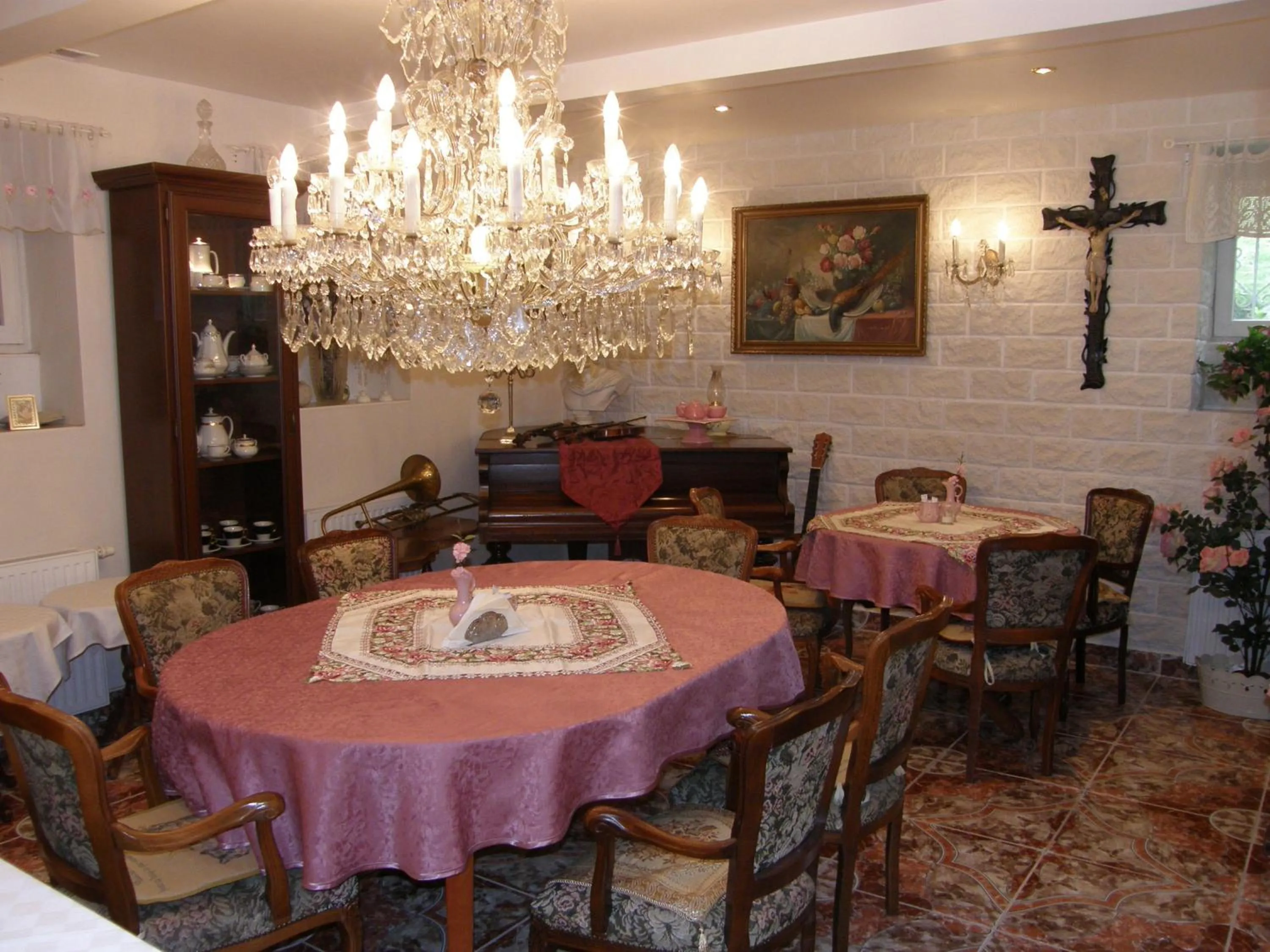 Restaurant/places to eat in Hotel Garni