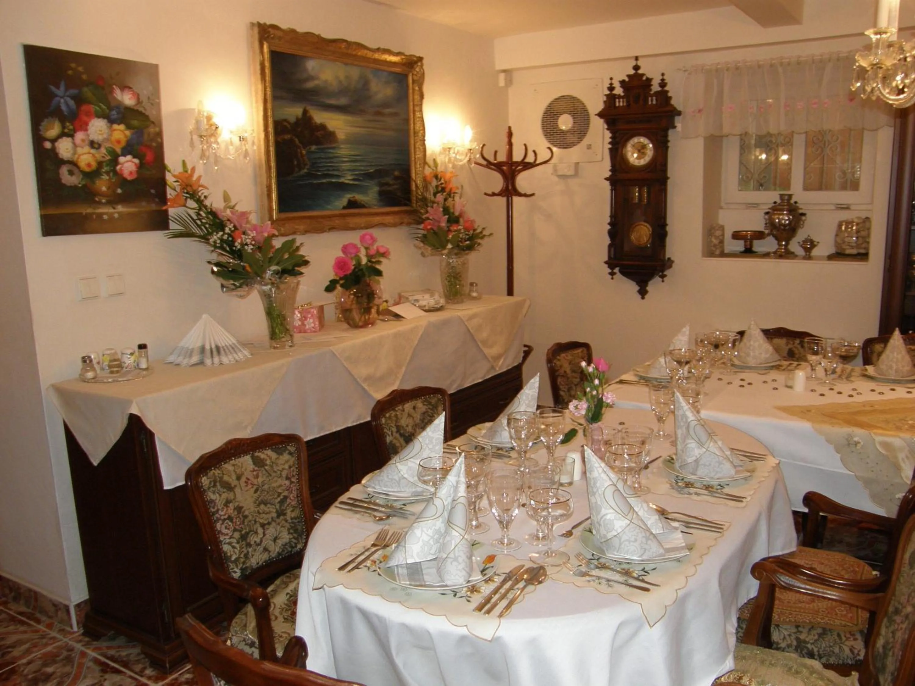 Restaurant/places to eat in Hotel Garni