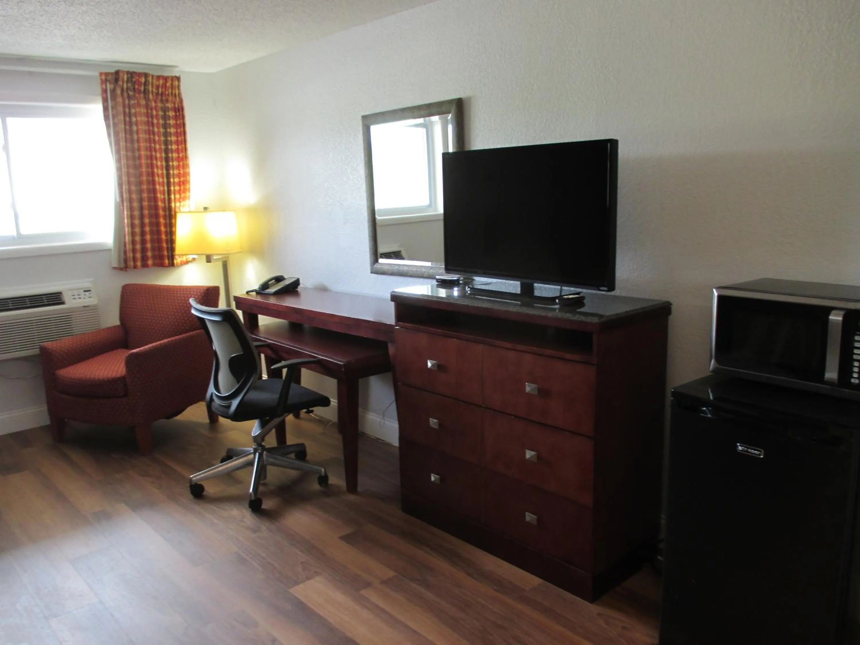 TV and multimedia in Travel Inn and Suites
