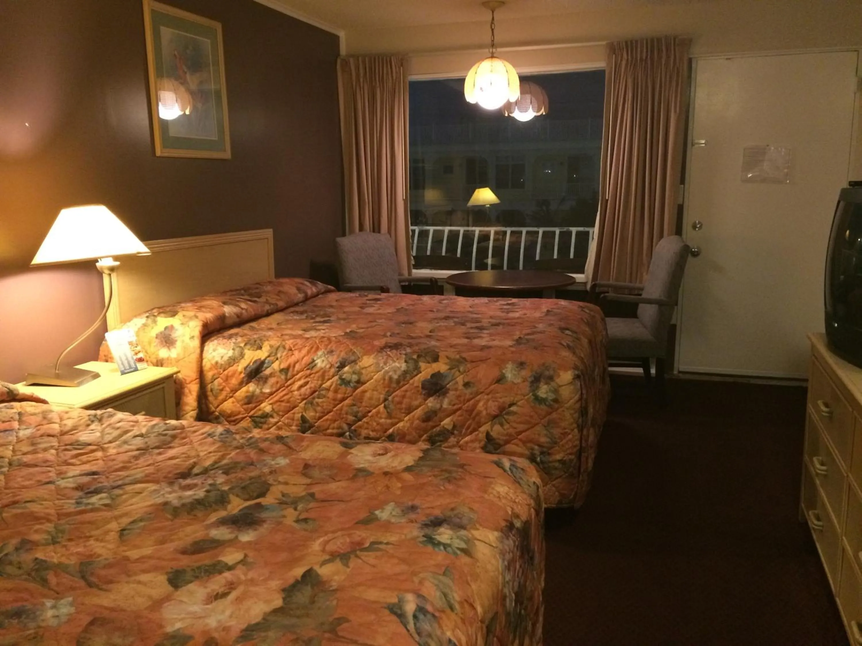 Photo of the whole room, Bed in Royal Court Motel