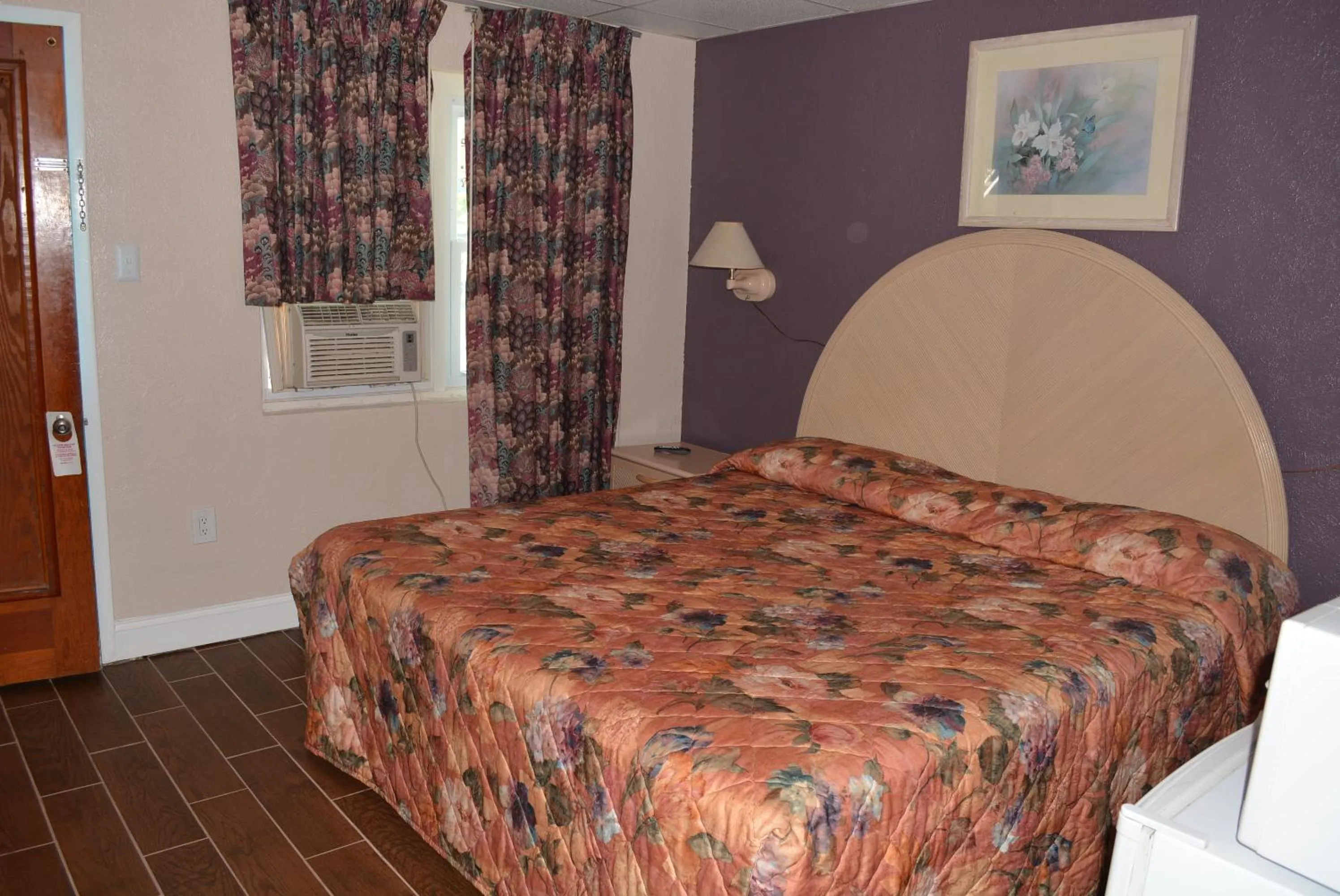 Photo of the whole room, Bed in Royal Court Motel