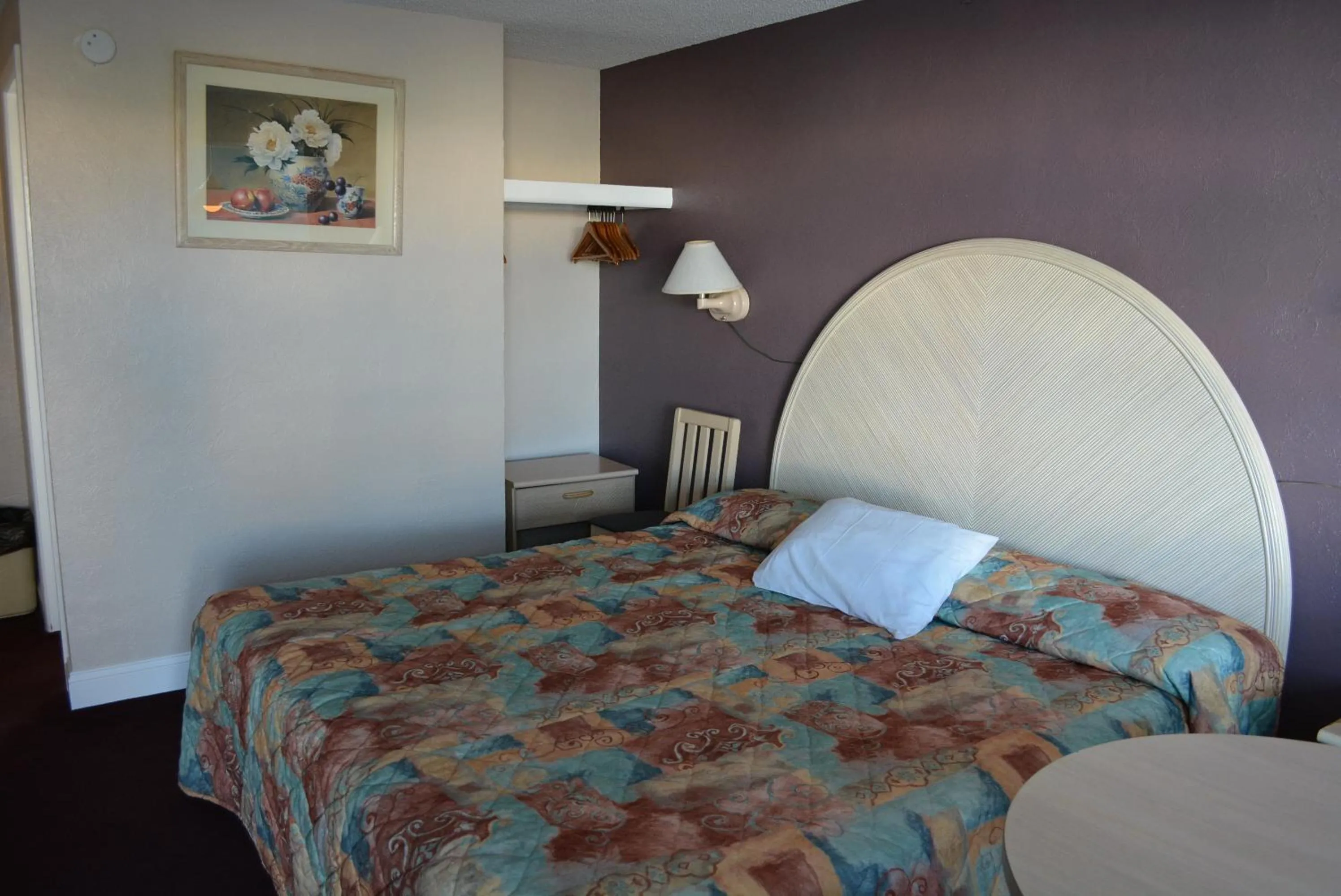 Photo of the whole room, Bed in Royal Court Motel