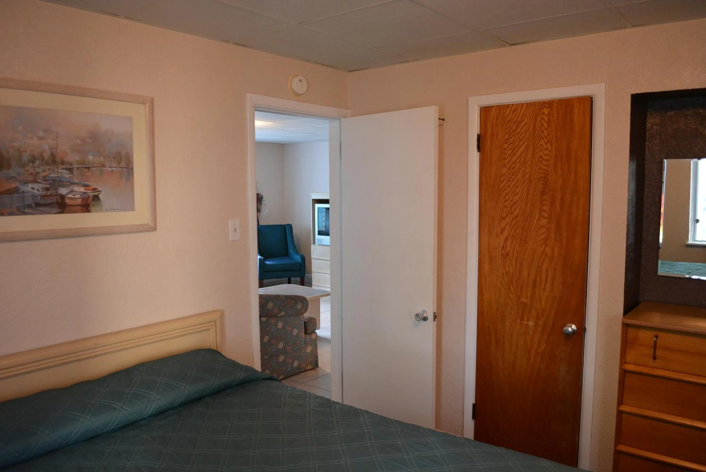 Photo of the whole room, Bed in Royal Court Motel