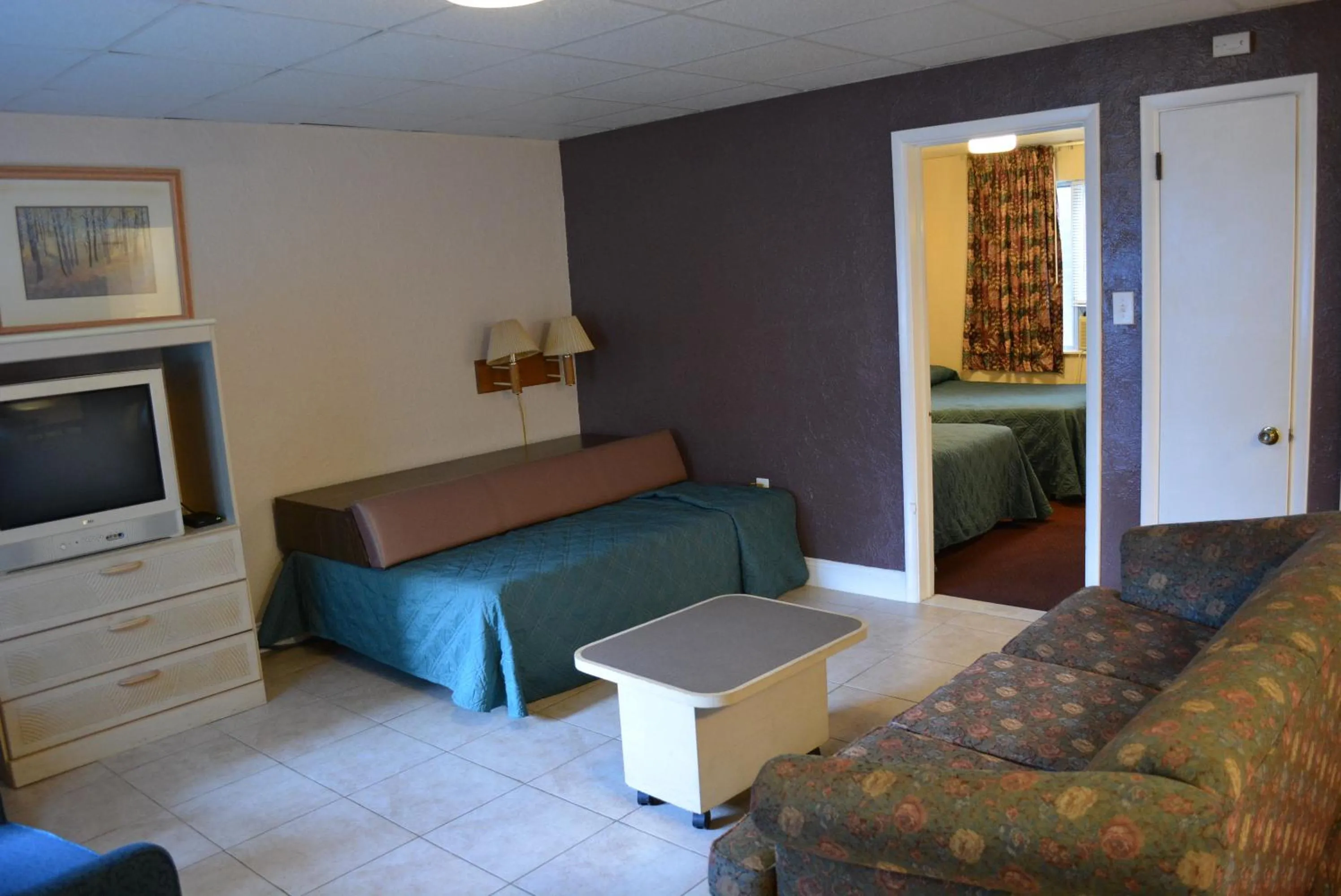Photo of the whole room, Bed in Royal Court Motel