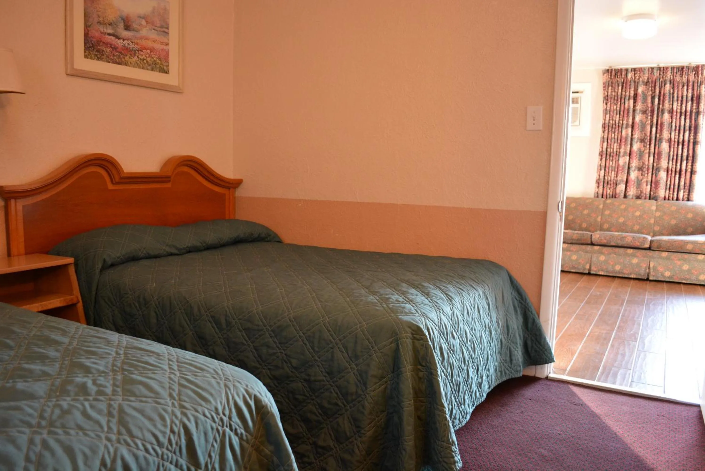 Photo of the whole room, Bed in Royal Court Motel