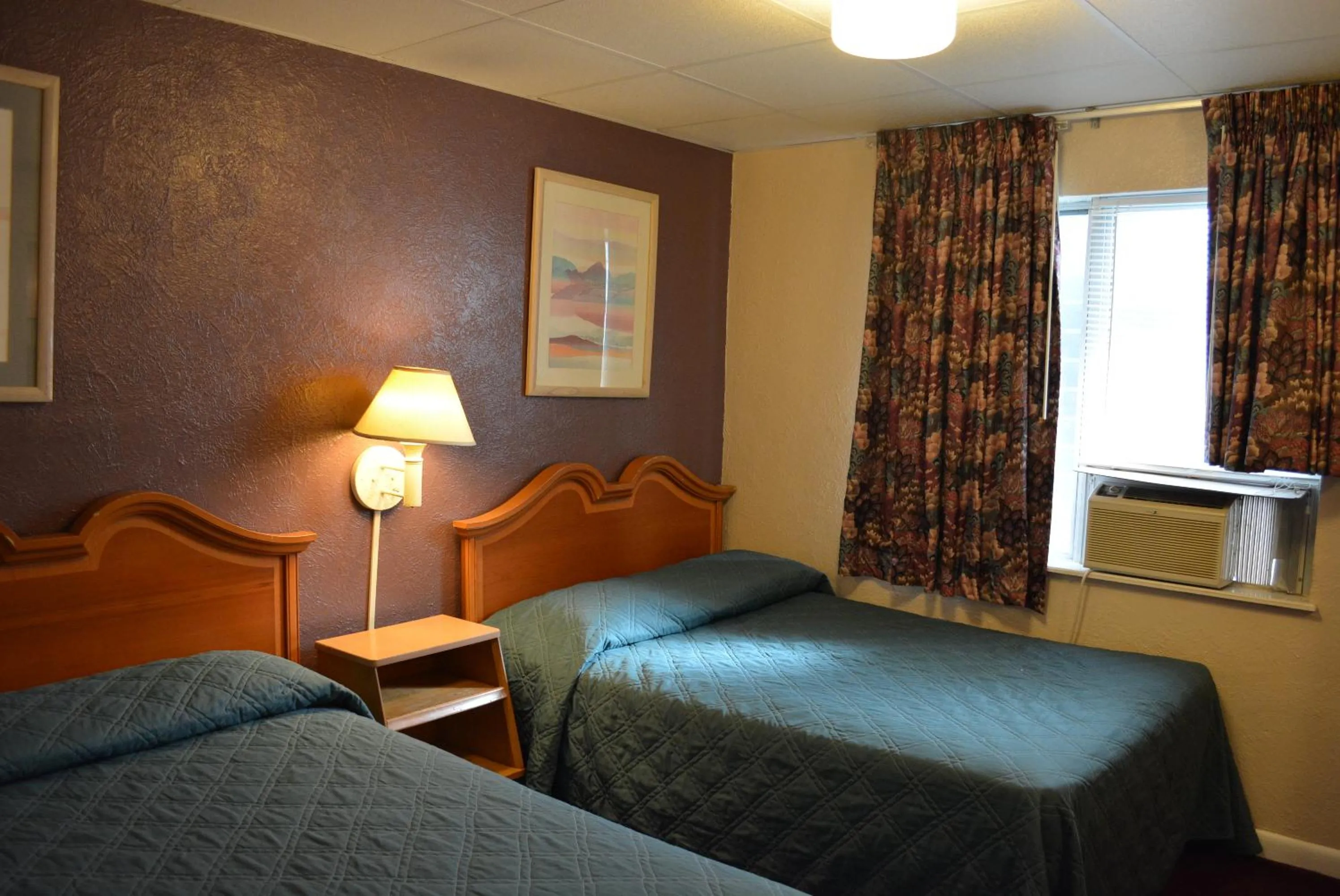 Day, Bed in Royal Court Motel