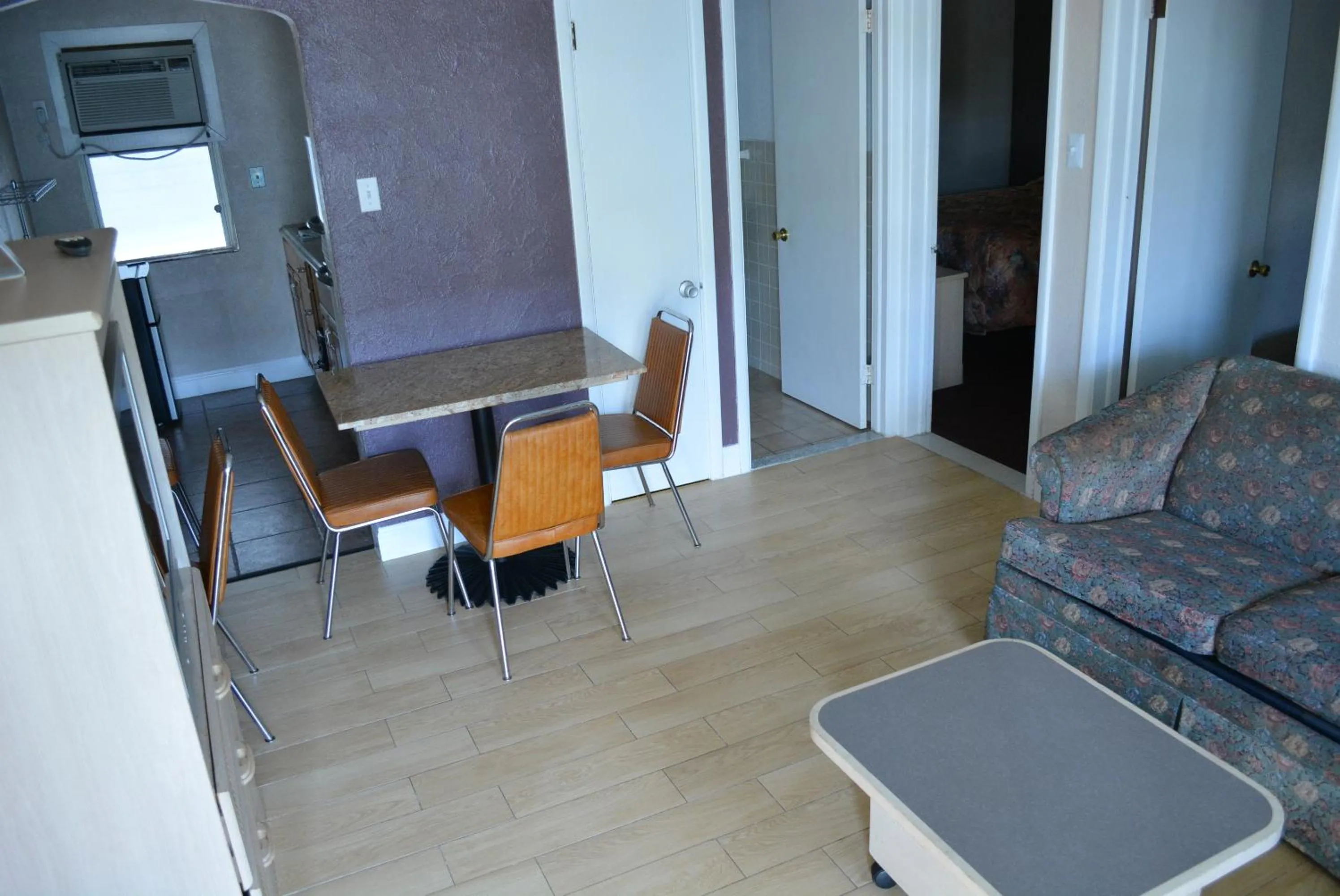 Living room in Royal Court Motel