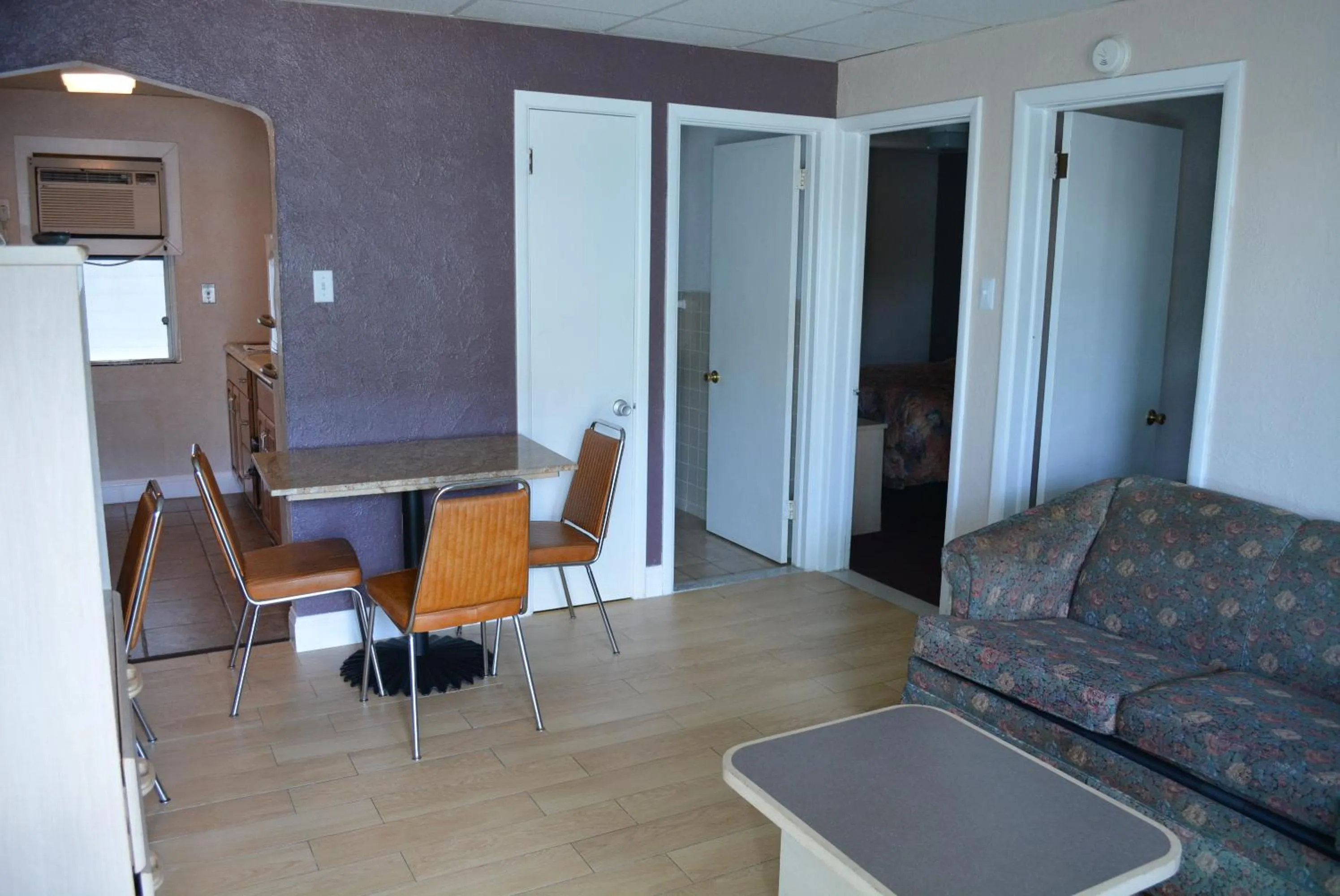 Living room in Royal Court Motel