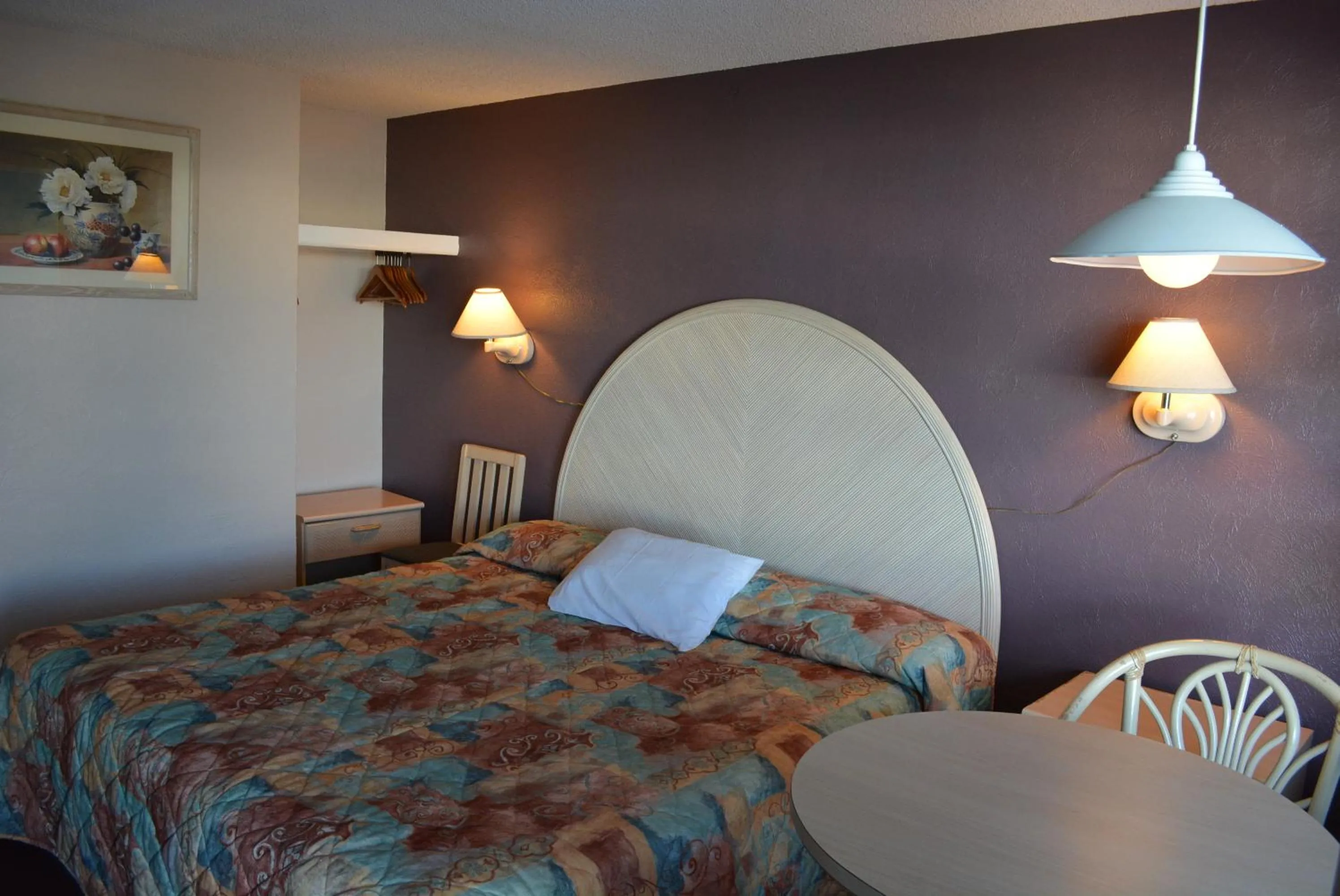 Photo of the whole room, Bed in Royal Court Motel