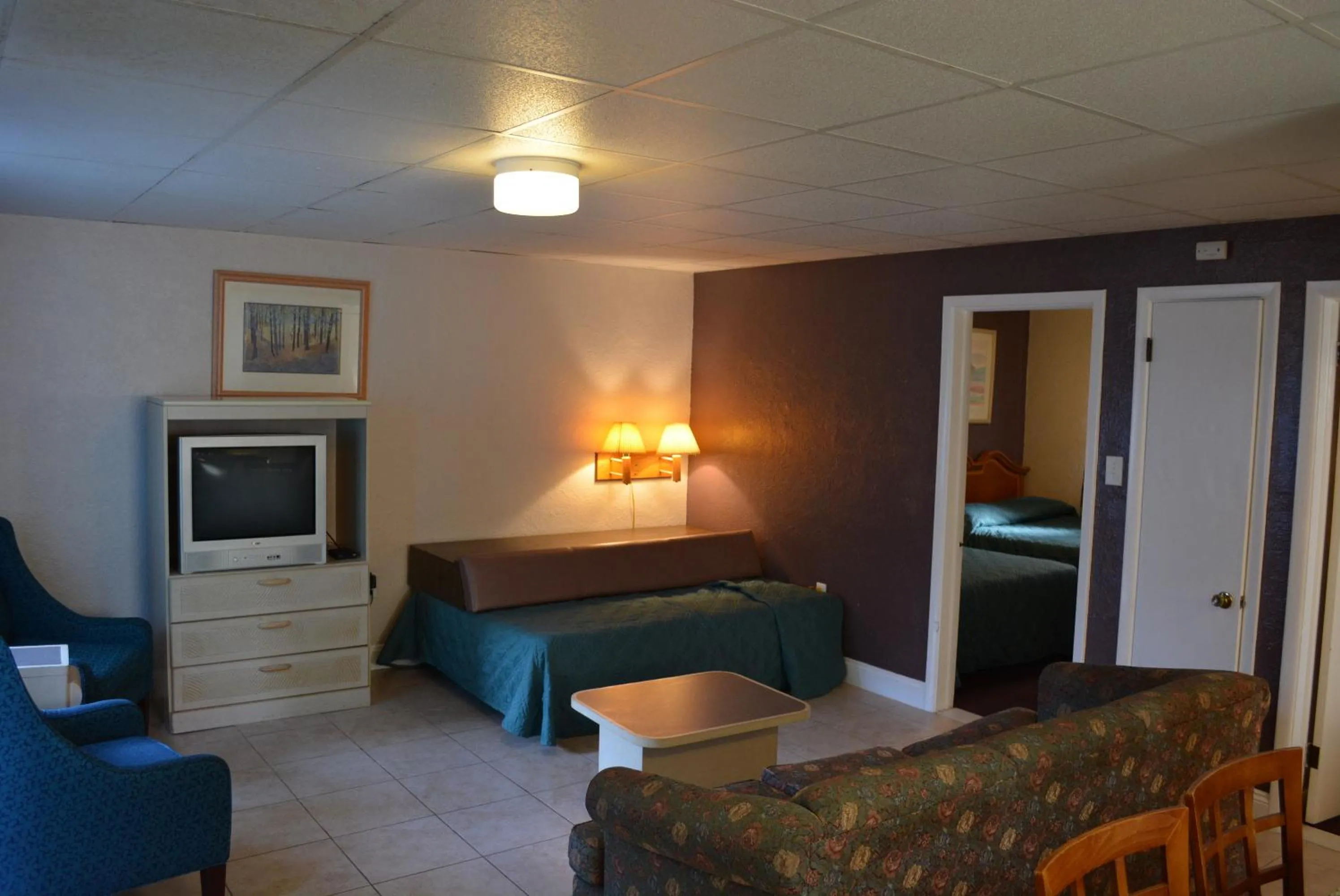 Photo of the whole room, Bed in Royal Court Motel