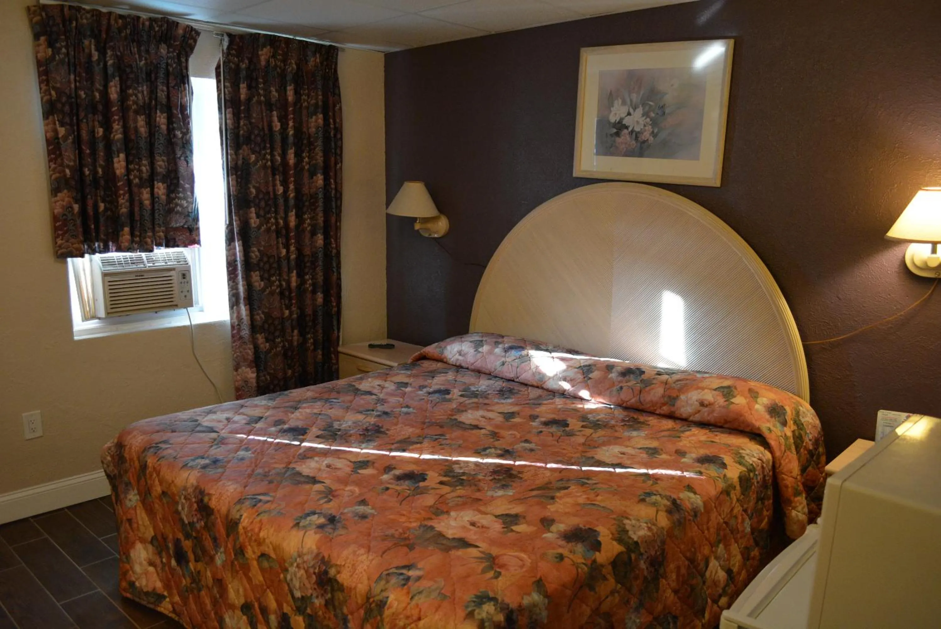 Bed in Royal Court Motel