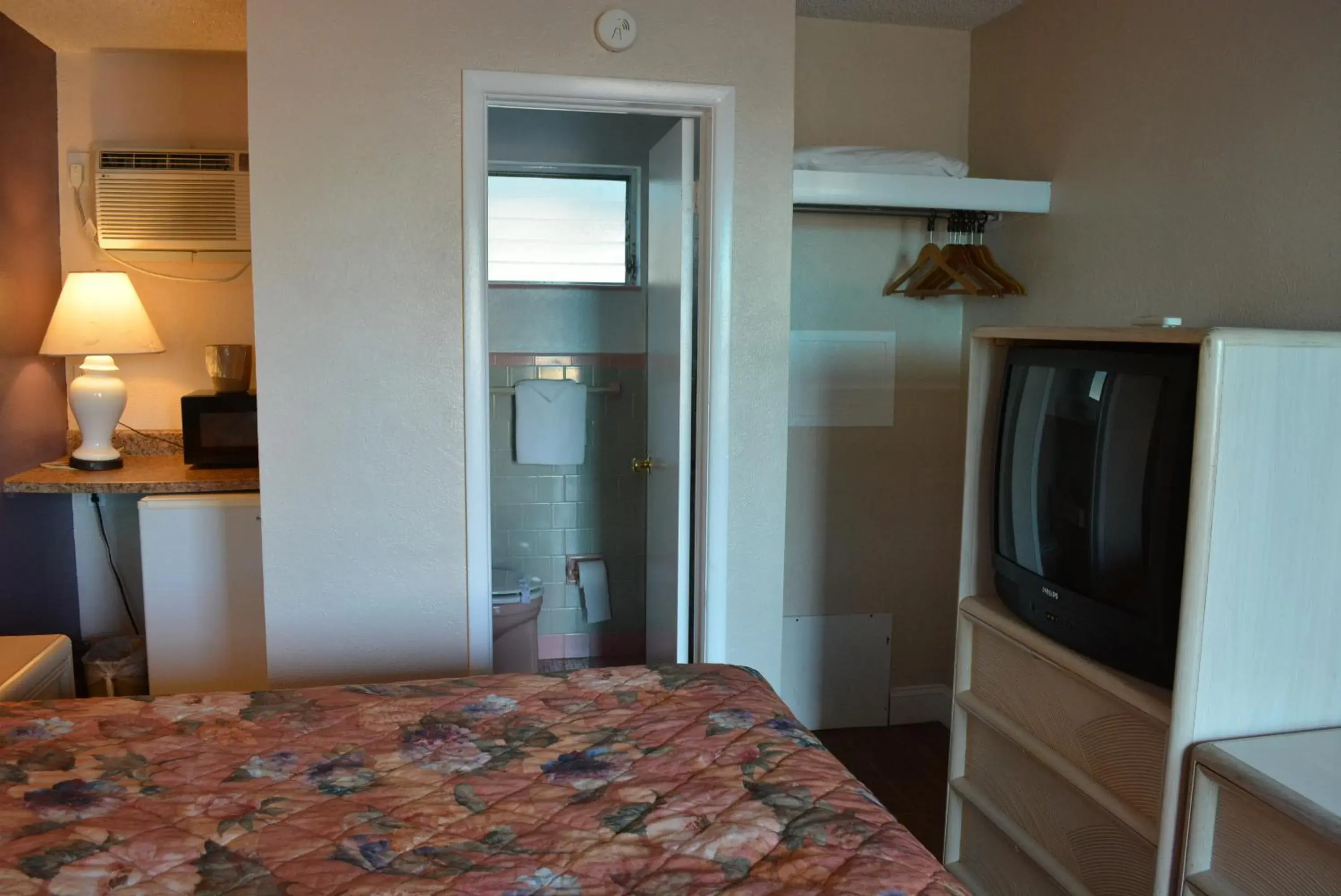 Queen Room in Royal Court Motel Queen Room in Royal Court Motel