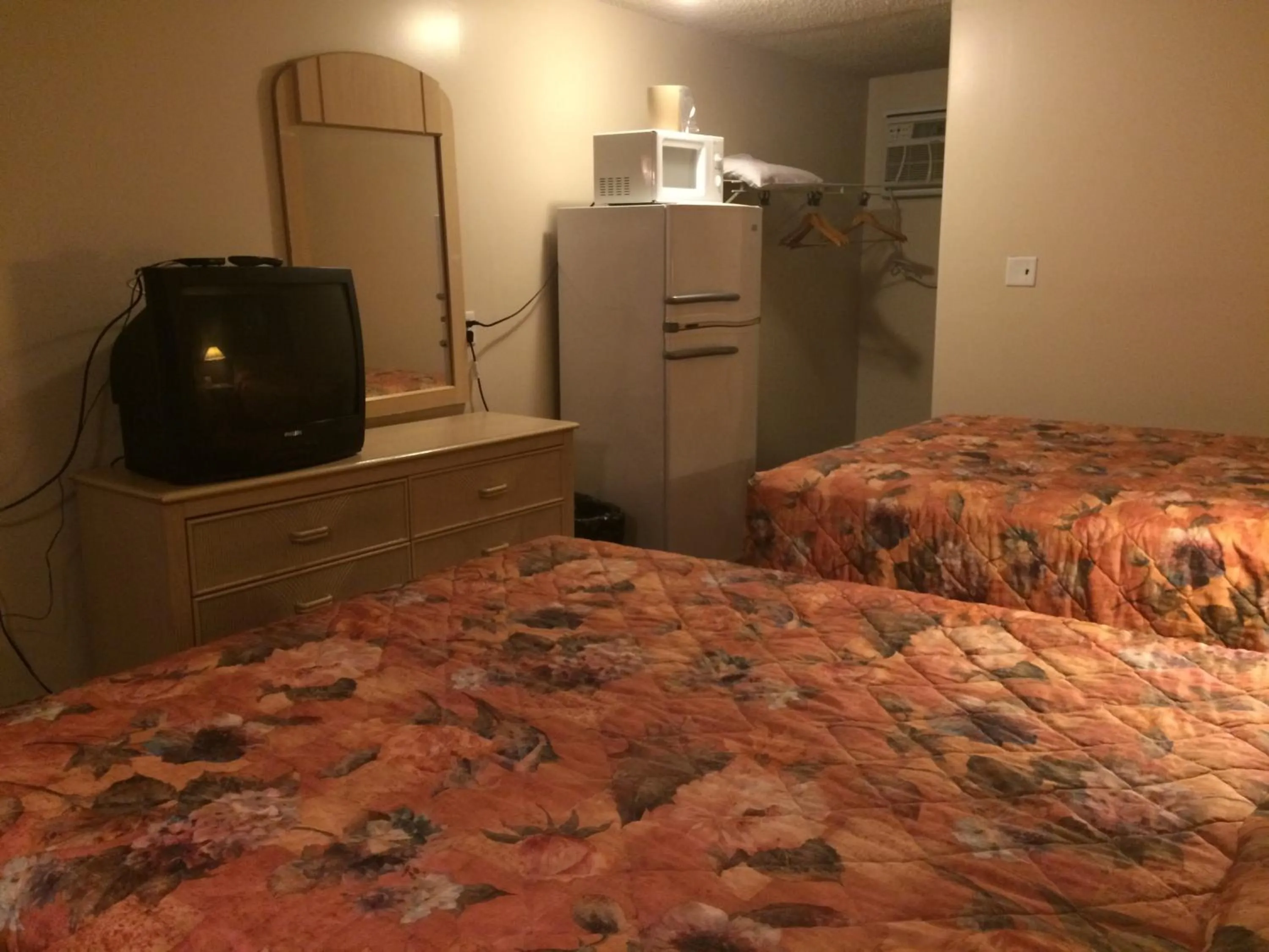 Photo of the whole room, Bed in Royal Court Motel