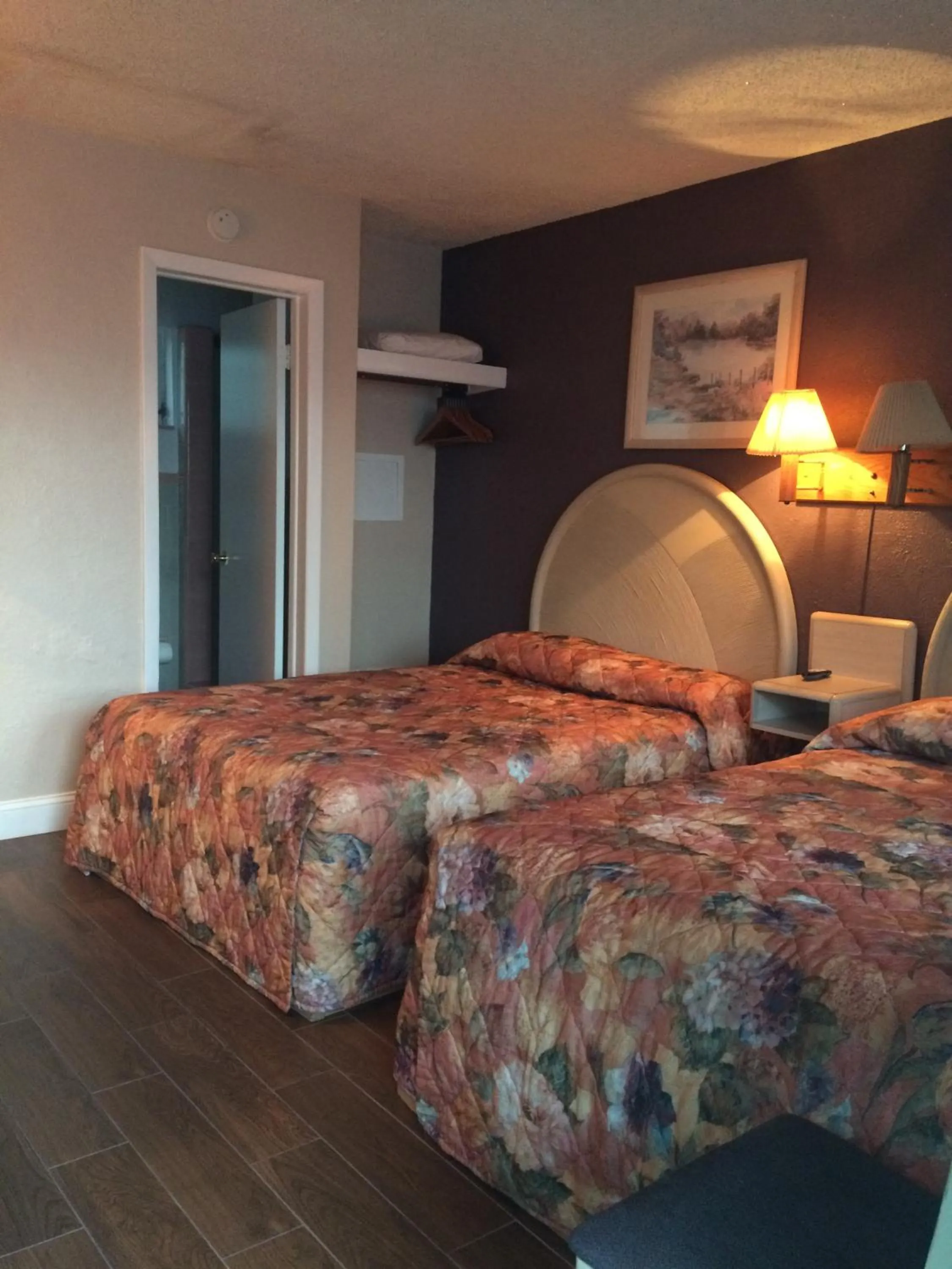 Photo of the whole room, Bed in Royal Court Motel