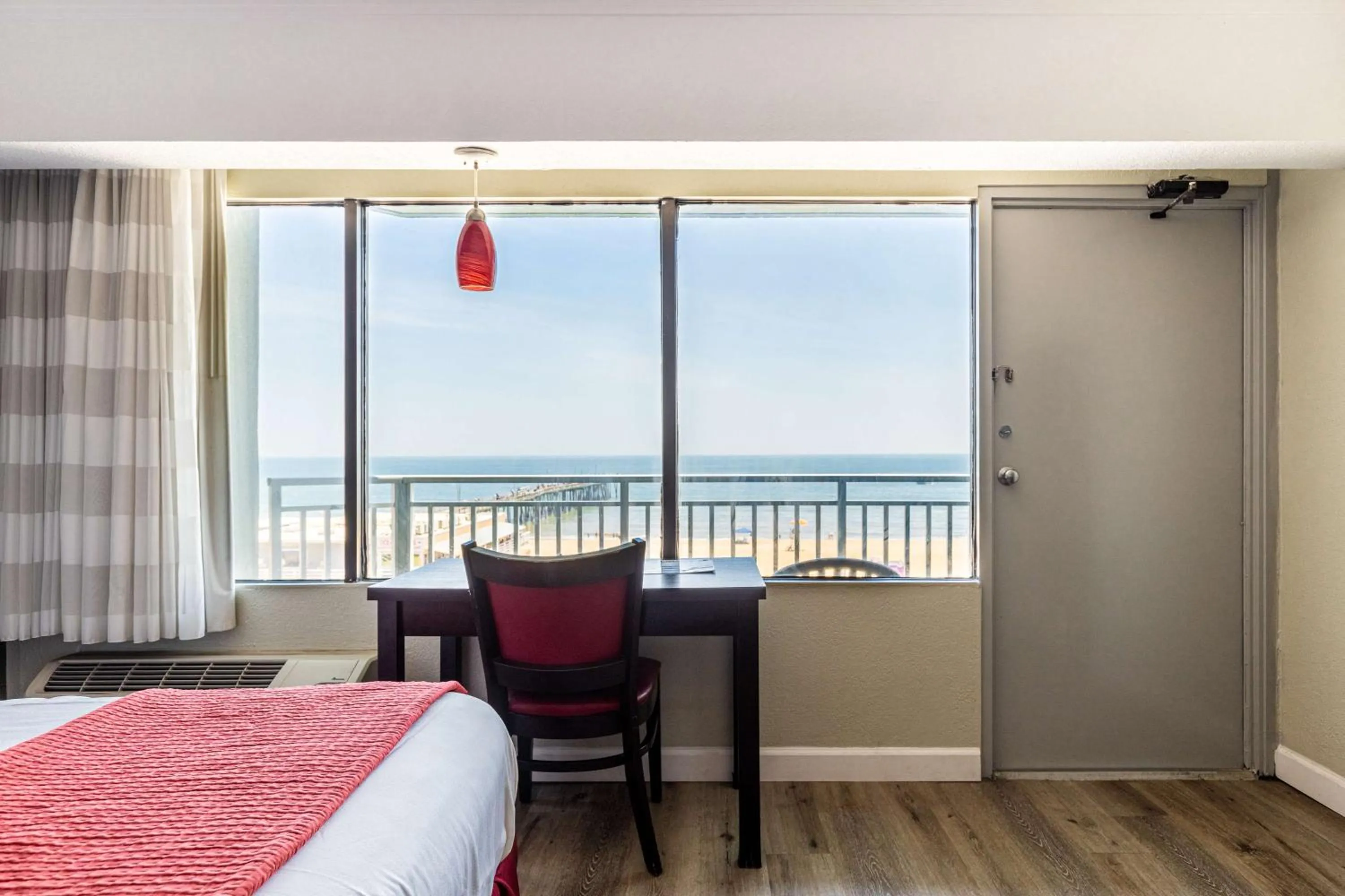 Living room, Bed in Sandcastle Resort
